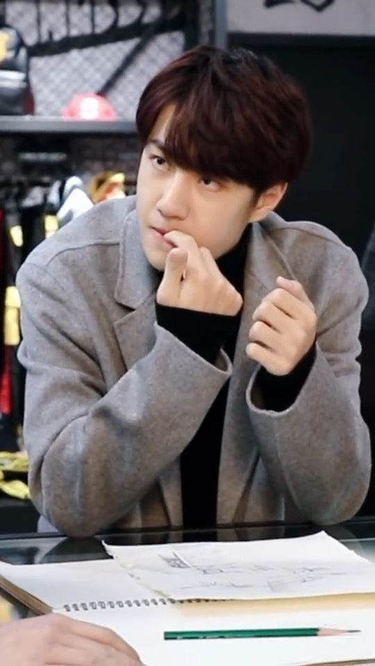 王一博啃完指甲后还会自我欣赏一下,哈哈哈,好可爱!