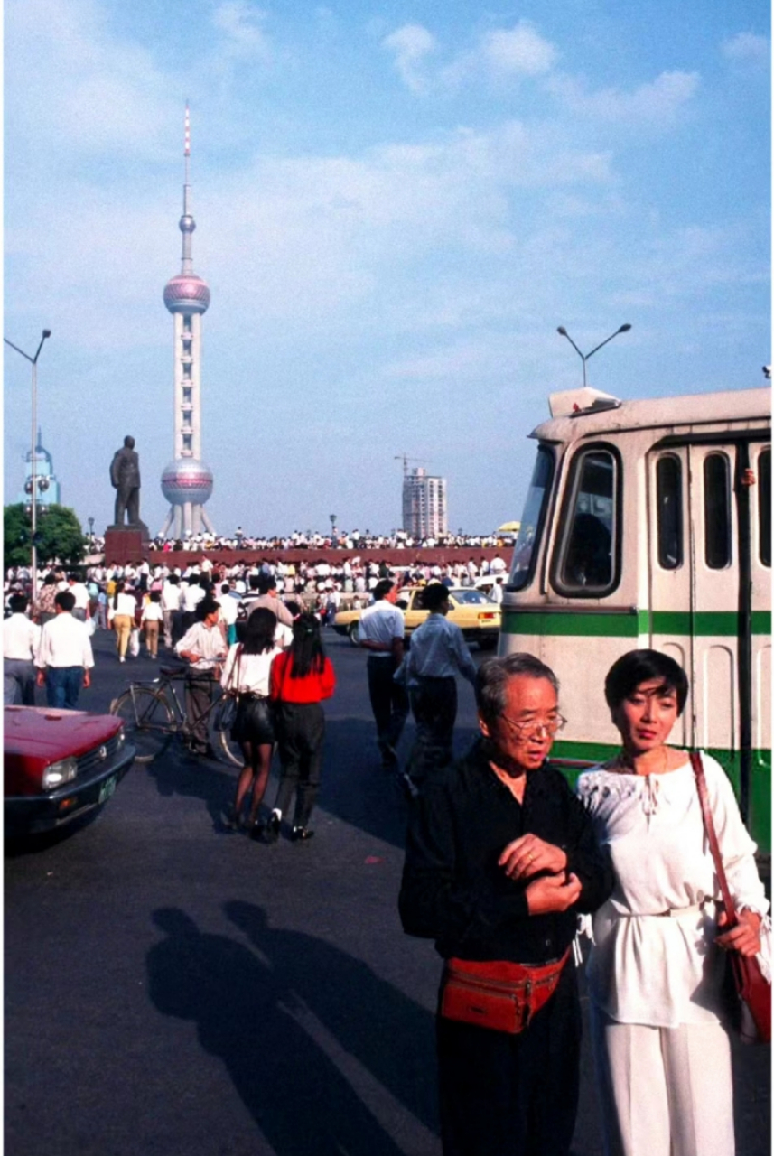 1995年,上海外滩,东方明珠已经建好了,那时候,浦东还没有大开发,摩天