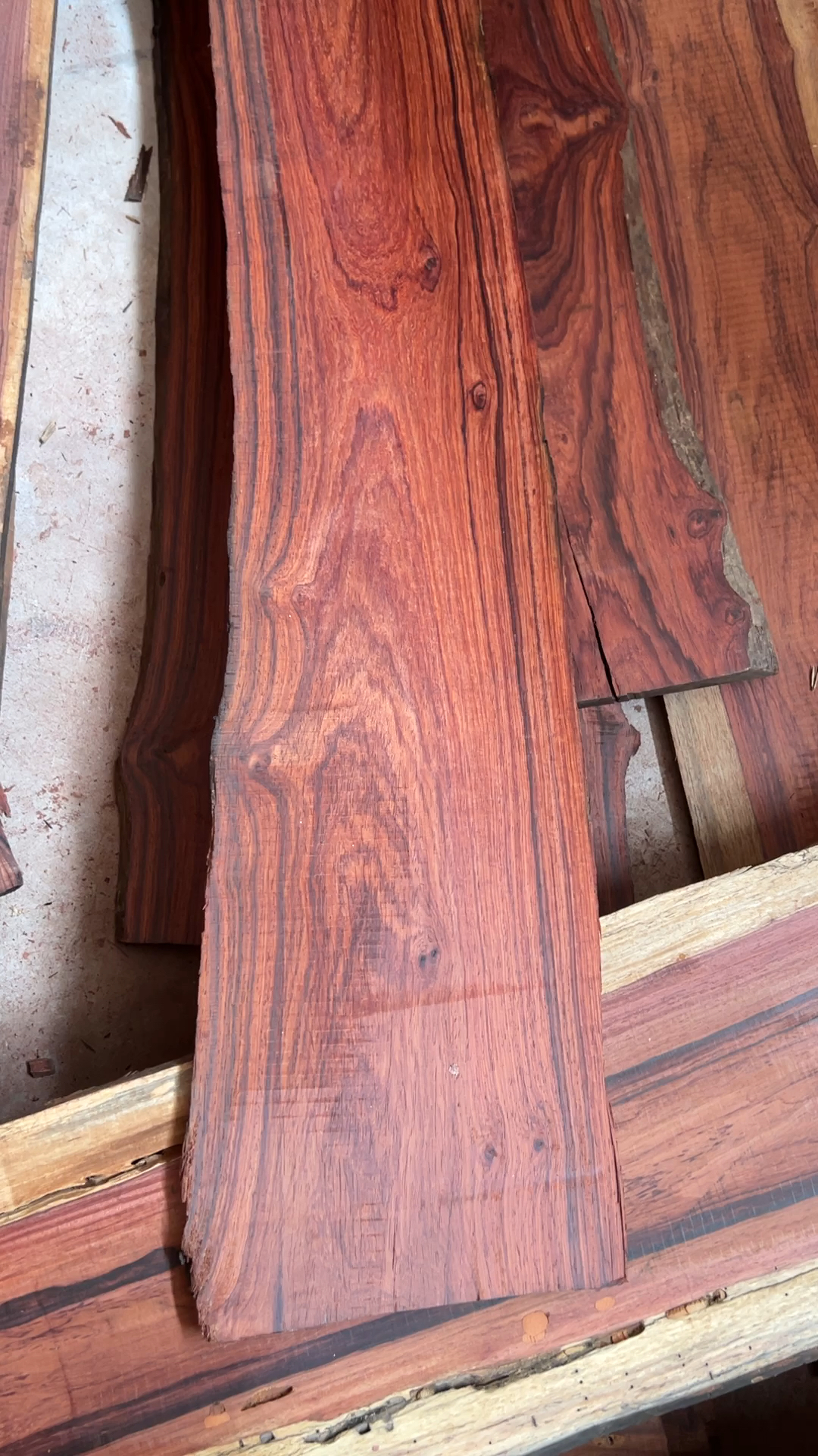 有谁知道这块是巴里黄檀还是奥氏黄檀吗分不清了