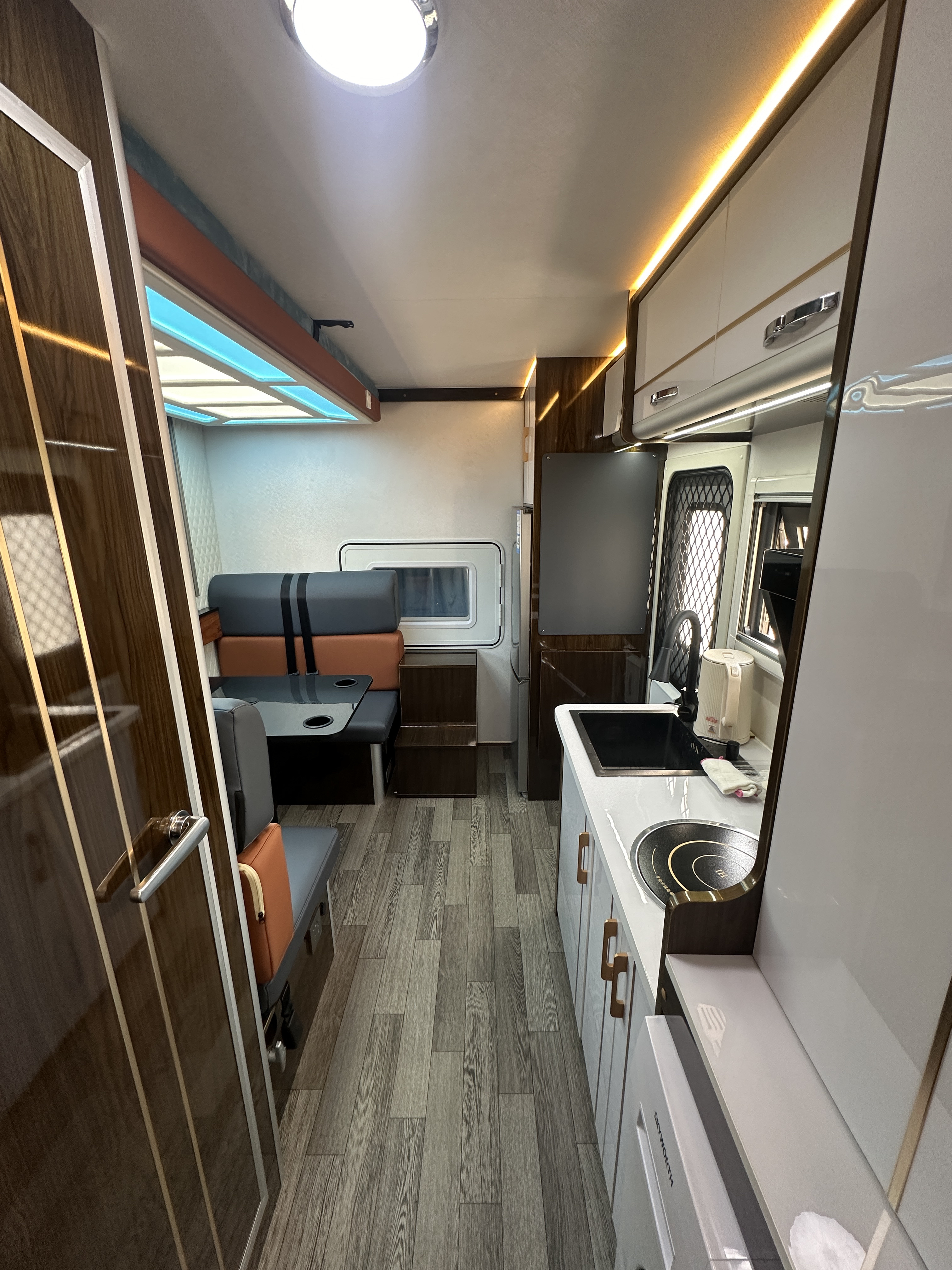 重汽豪沃统帅轻卡房车方舱硬派造型六座三卧的布局,全铝车身