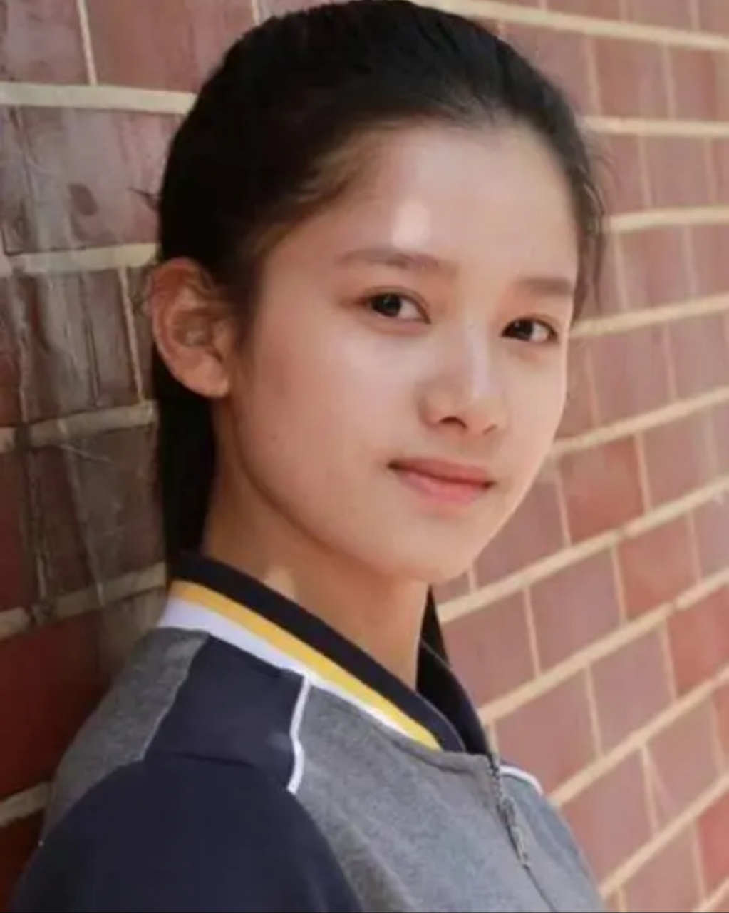 张婧仪# 张婧仪在网上分享的一组素颜照,精致的颜值,白皙透亮的肌肤