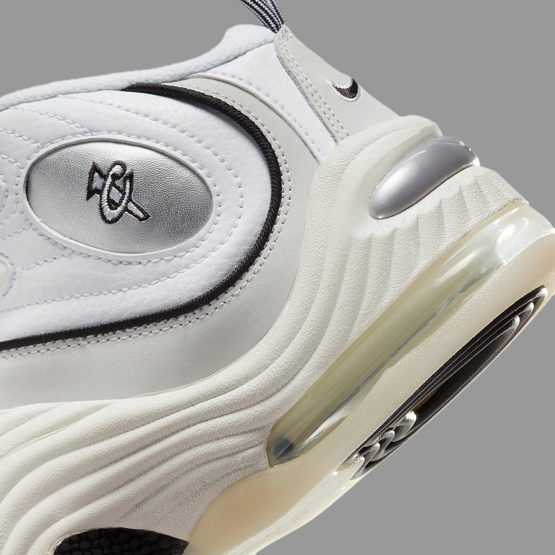 nike air penny 2"emb"采用简洁的整体设计
