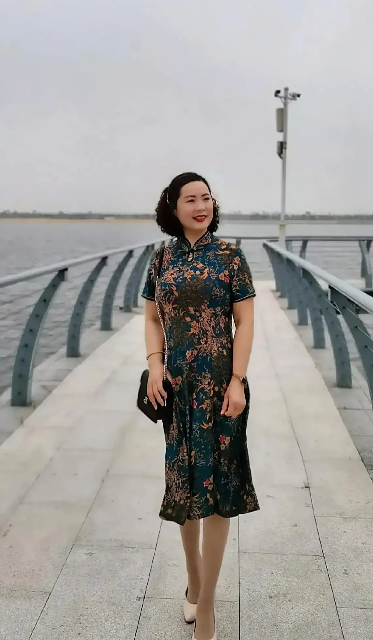 大姐60岁了,发的旗袍照片,第一眼看上去真年轻,真优雅,这身材更是凹凸