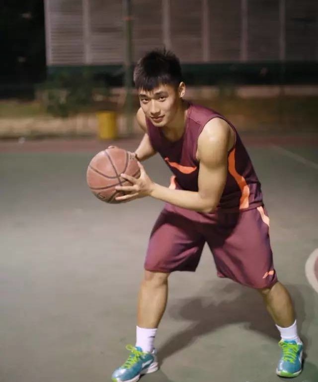 郑州大学篮球体育生王晨曦最新私照