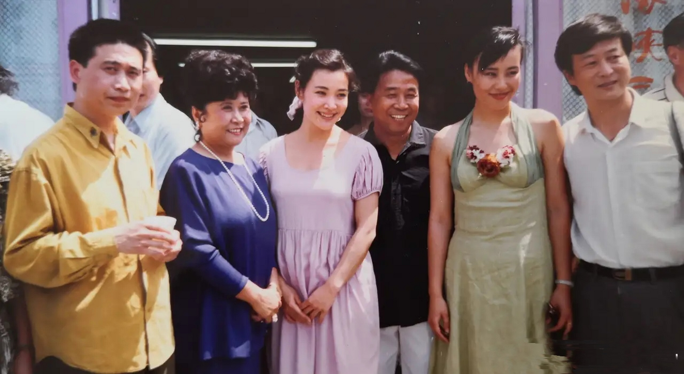 陈冲邬君梅2大美女罕见同框,两人笑靥如花,各美其美!您更中意谁?