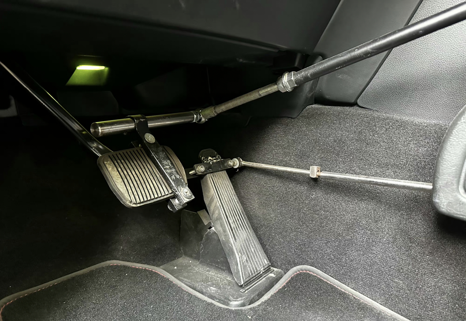 看了一下c5驾照(残疾人)的油门刹车装置,往前推刹车往后拉给油 67.