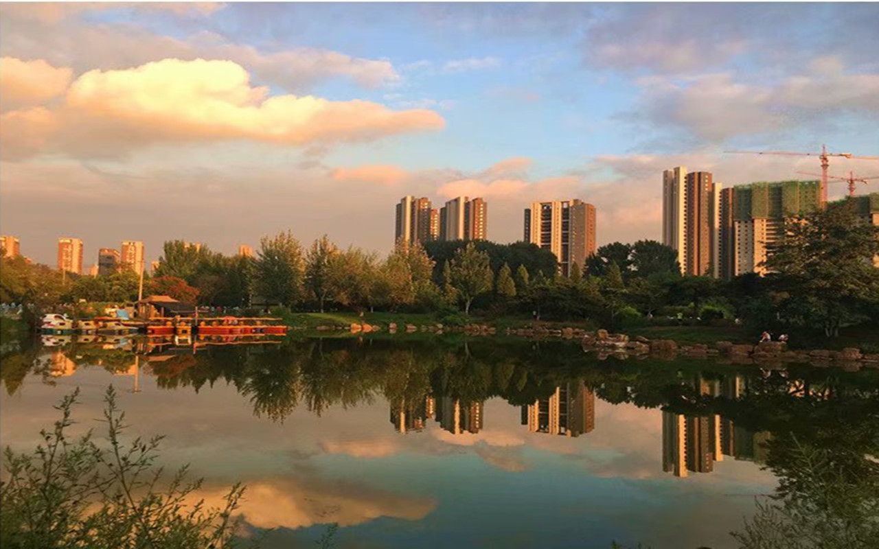 晚霞下的鞍山永乐公园