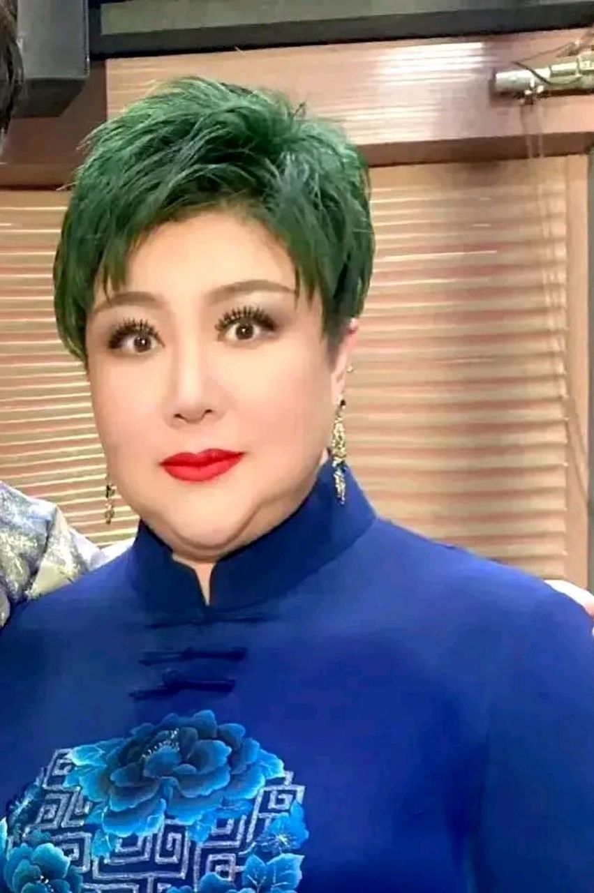 德云社师娘王惠变化太大了,以前看她就是个普通人,如今再看她,很有种