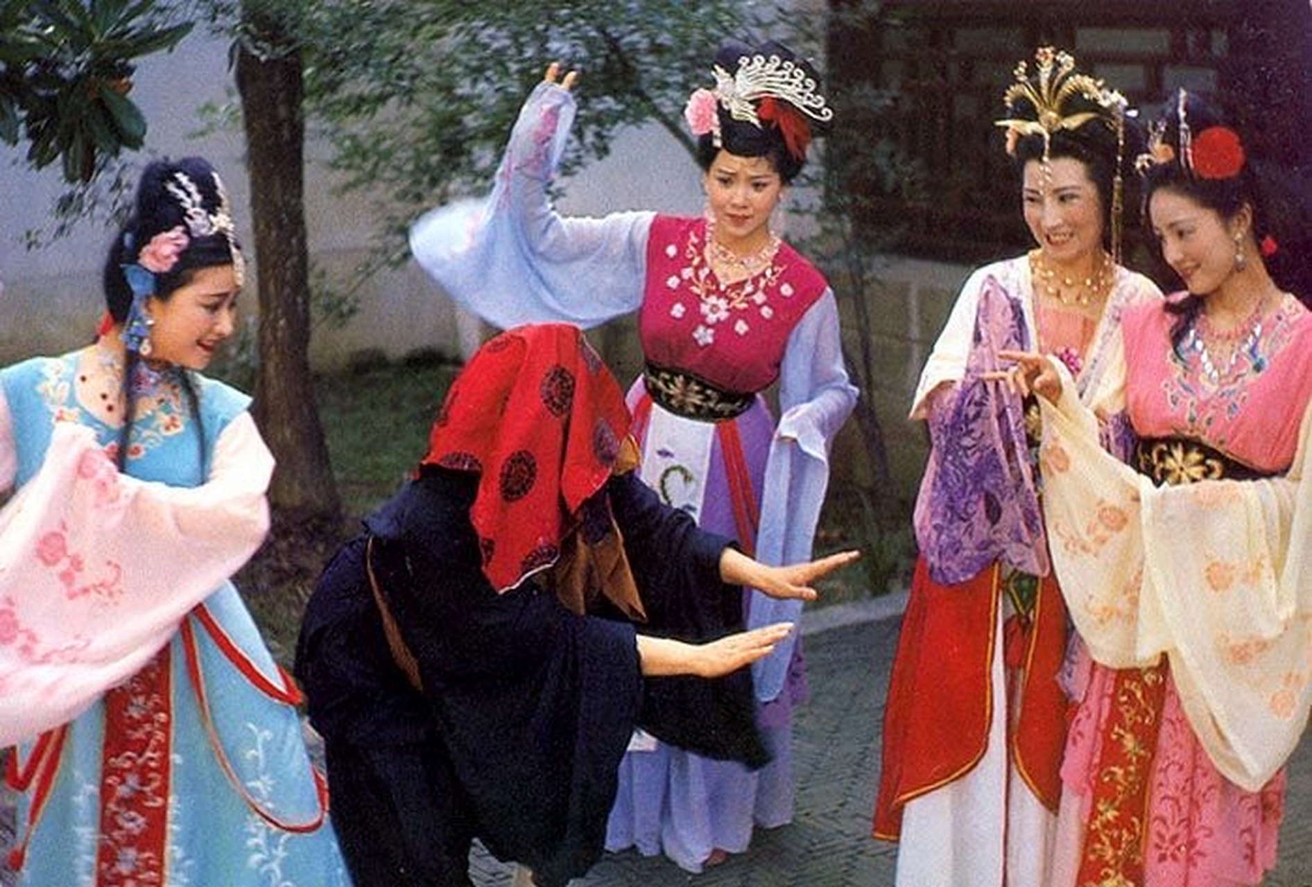 珍珍,莲莲和爱爱是中国电视剧《西游记》中的三个女性角色,但这三个