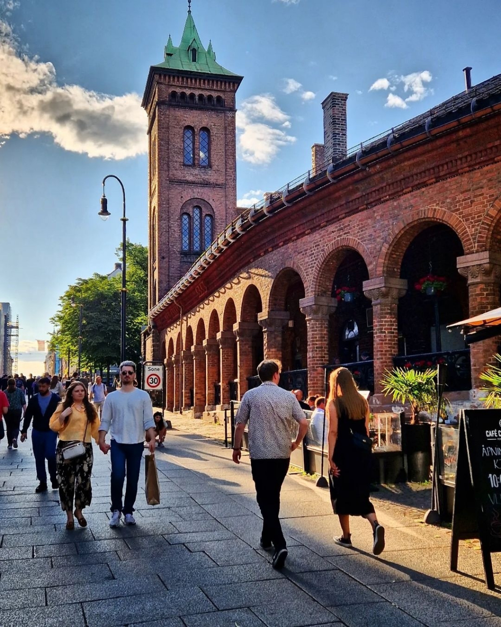 海外文旅# 挪威奥斯陆盛夏的街头🌳🌿🍃 . ​​​