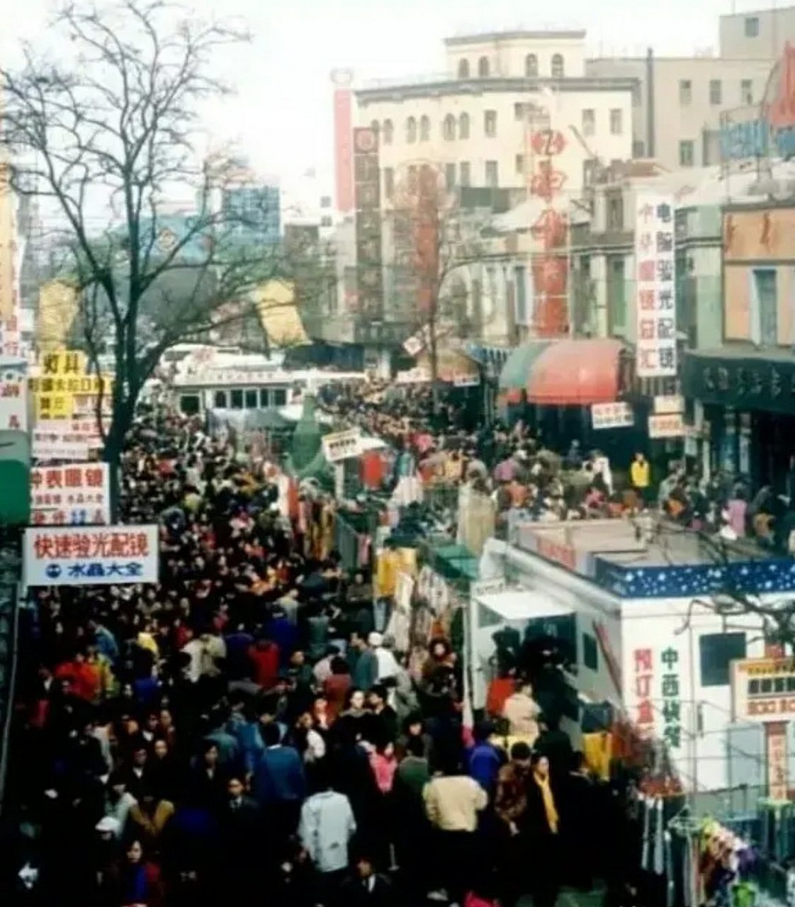 90年代,沈阳,繁华热闹的太原街,它是沈阳市区最繁华的地带.