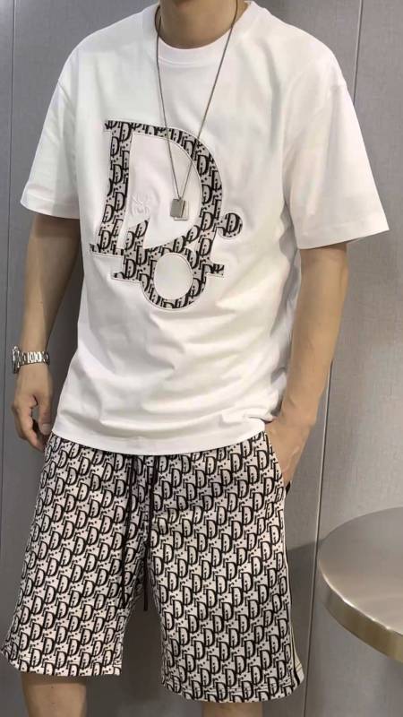 迪奥短袖t恤搭配休闲短裤上身效果太有型了,时尚潮流大方得体.