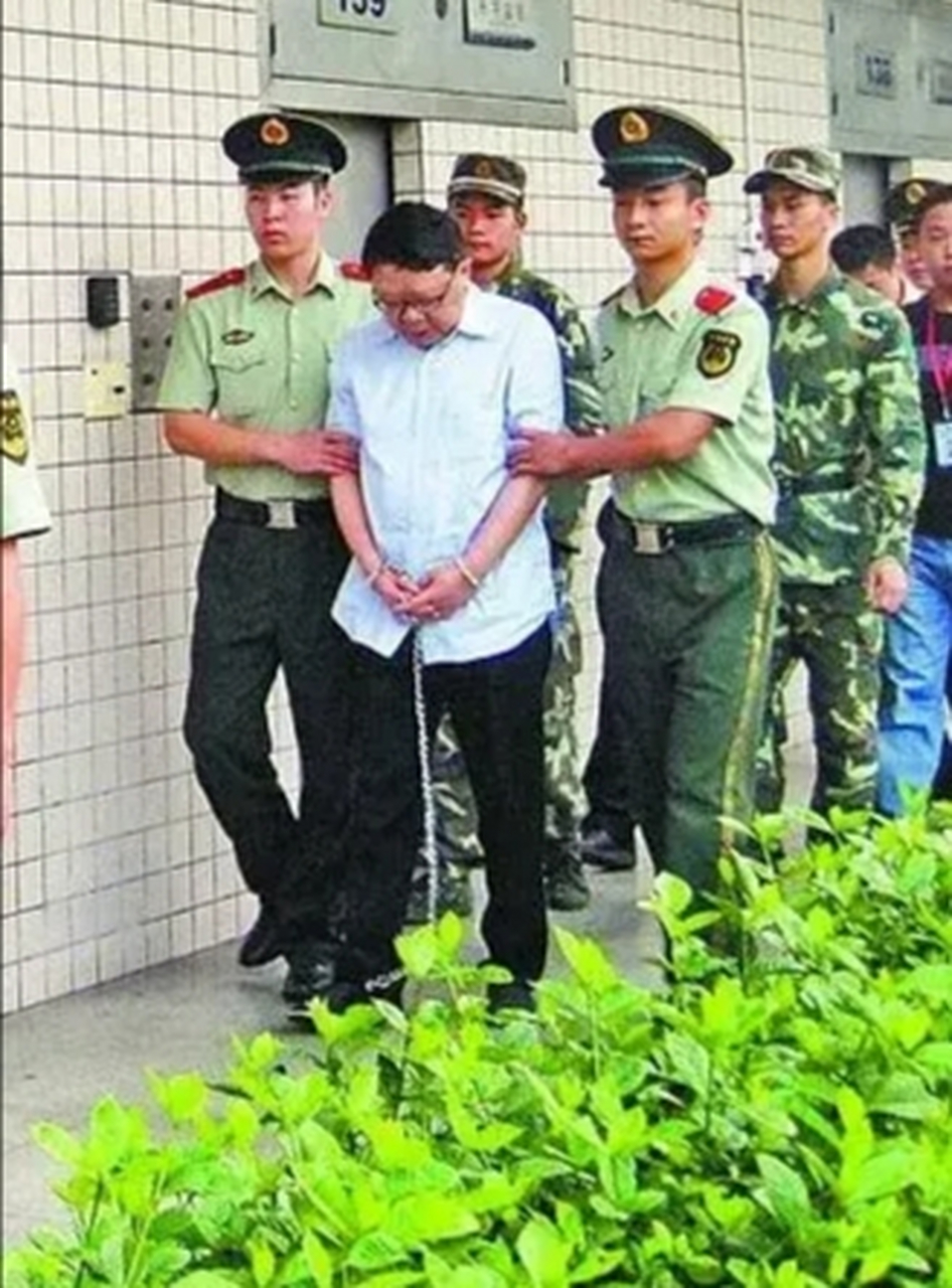 2010年7月7日,重庆第二看守所.文强被押出看守所,押往刑场执行死刑.