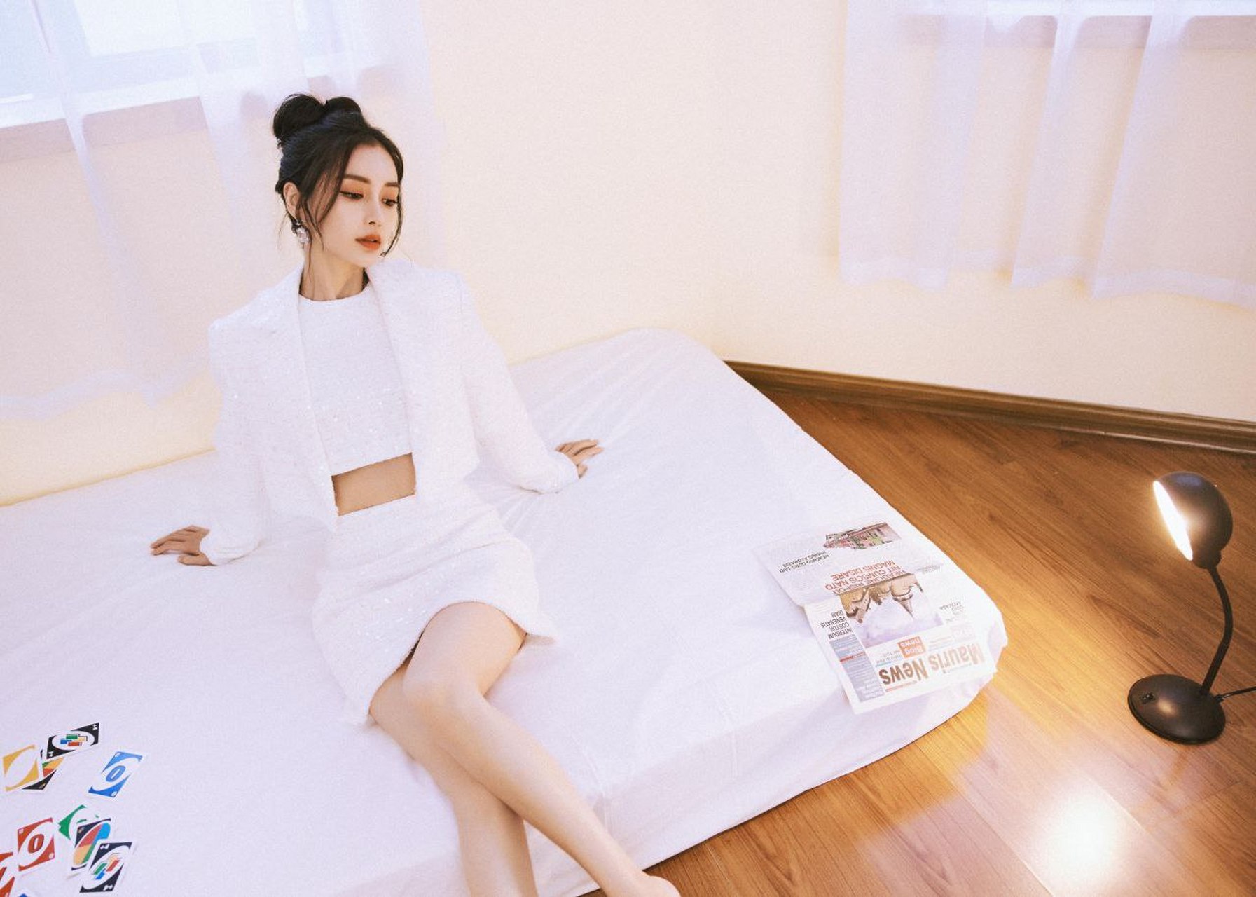 杨颖白色短裙床照,给摄影师加鸡腿!#女明星# #娱圈新动向# #美女