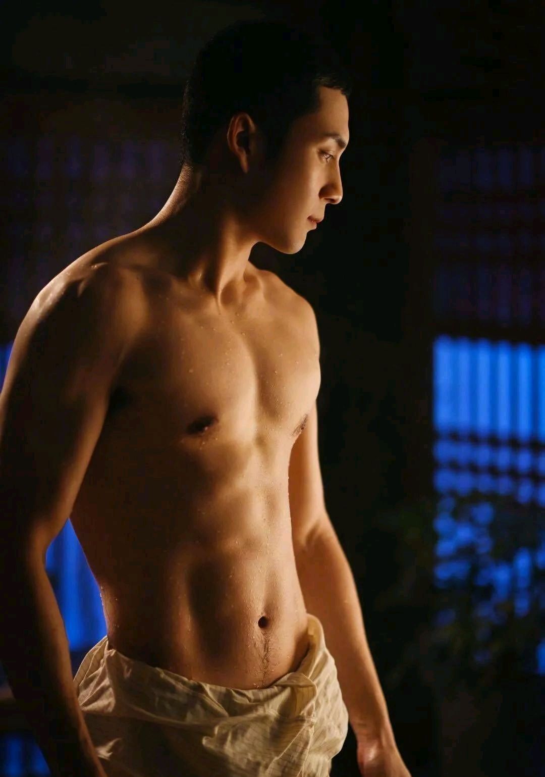 韩东君展现六块腹肌与公狗腰!拍摄洗澡戏份毫不保留,太拼了!