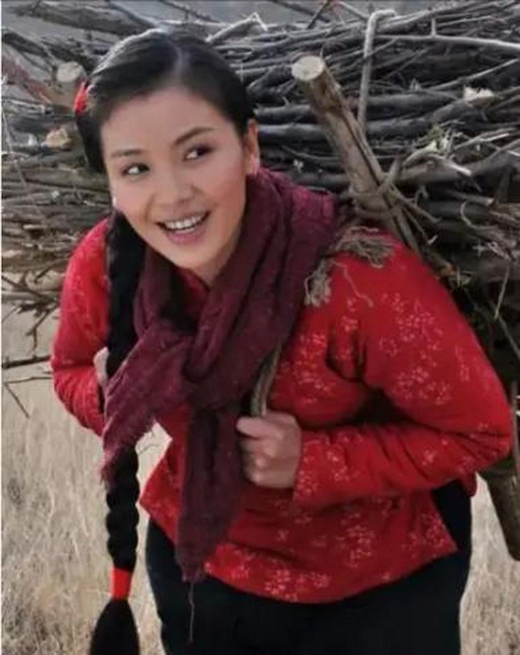 眼睛一会就看花了,个人还是觉感刘涛扮演的村姑更招人爱吧!