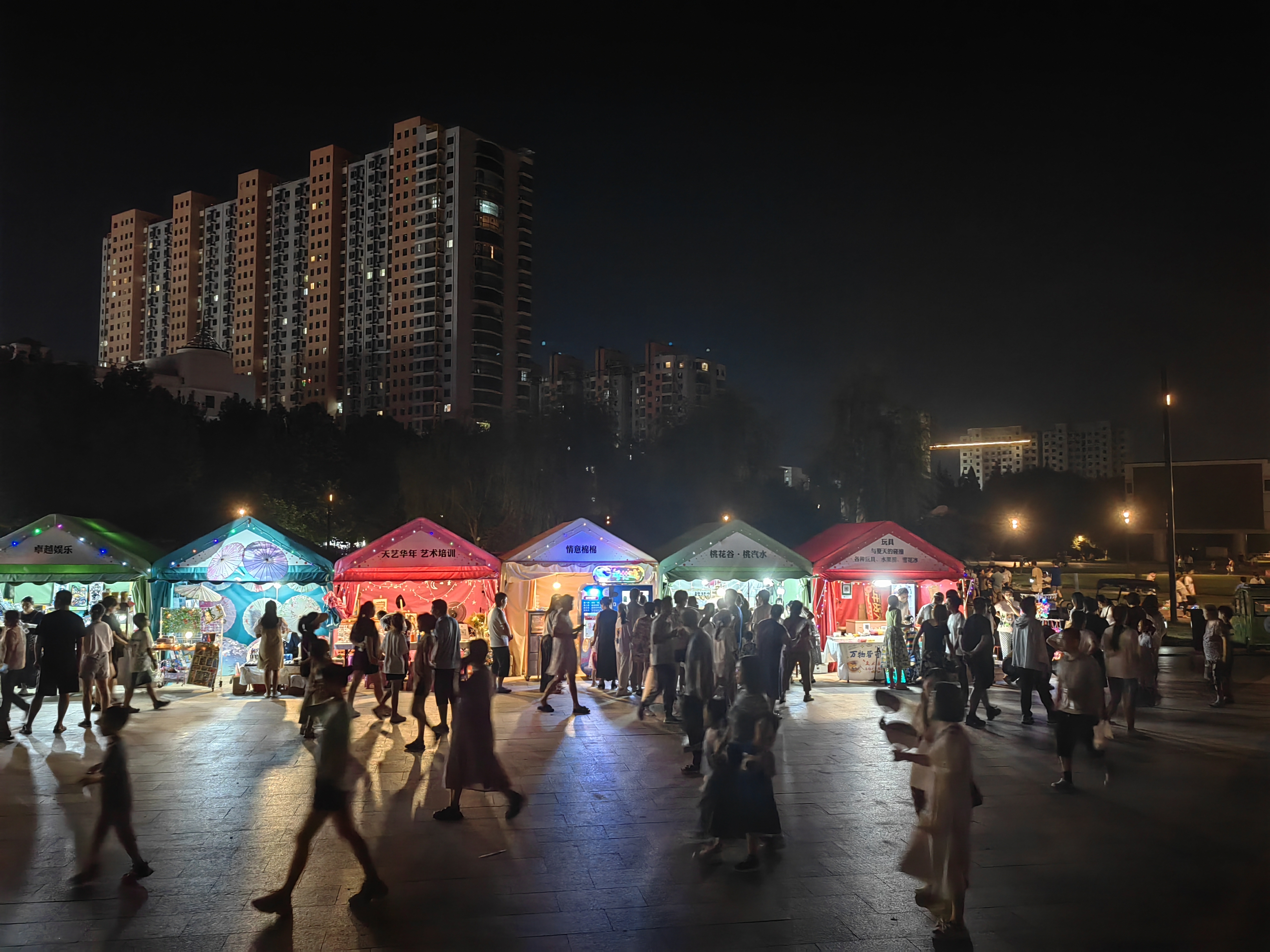 热闹非凡的平谷世纪广场