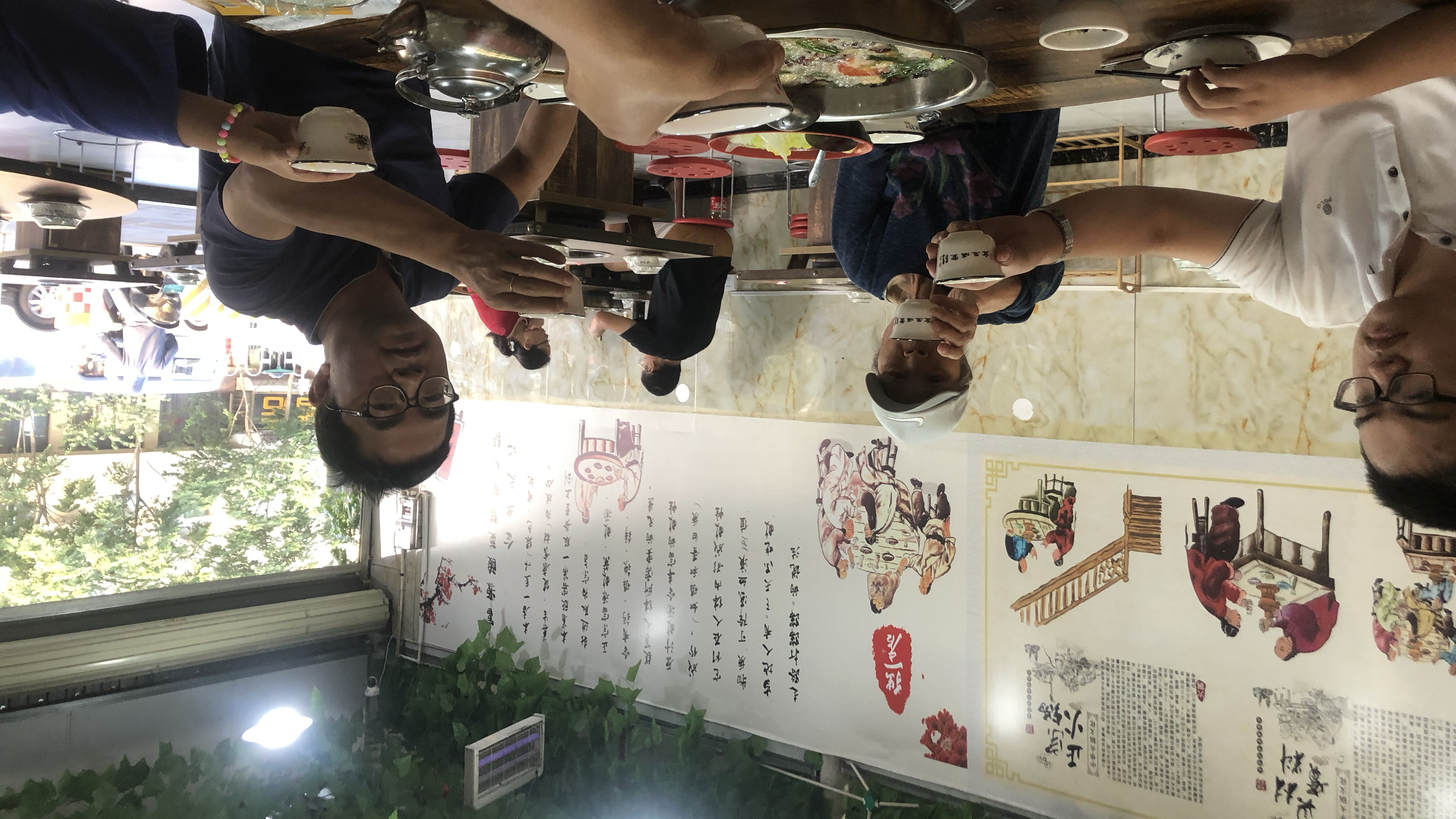 小伙子毕业找到去广州的工作,出发前为他饯行吃富源酸汤猪脚火锅