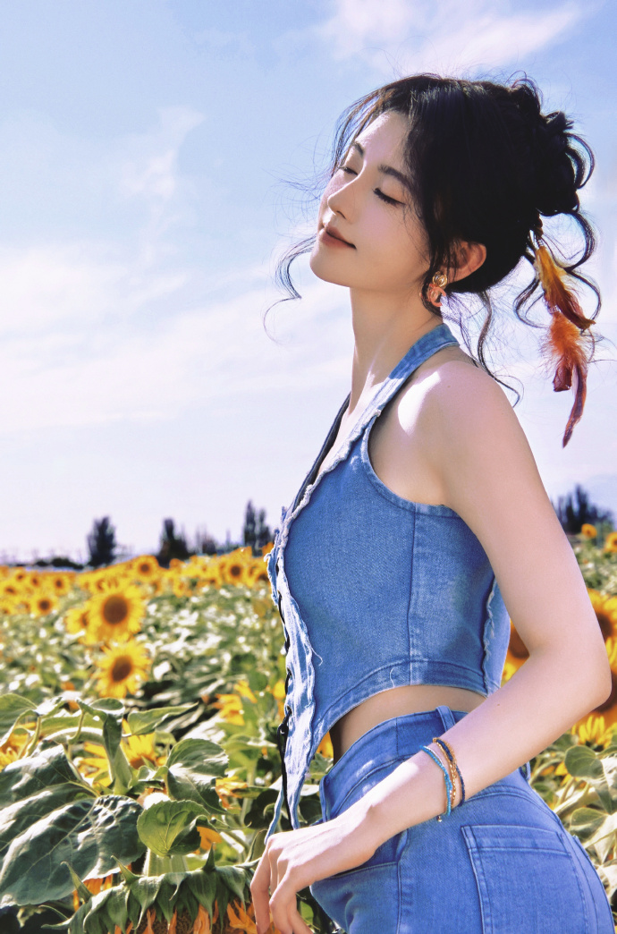 组图：鞠婧祎穿牛仔套装化身向日葵女孩露香肩美背肌肤吹弹可破