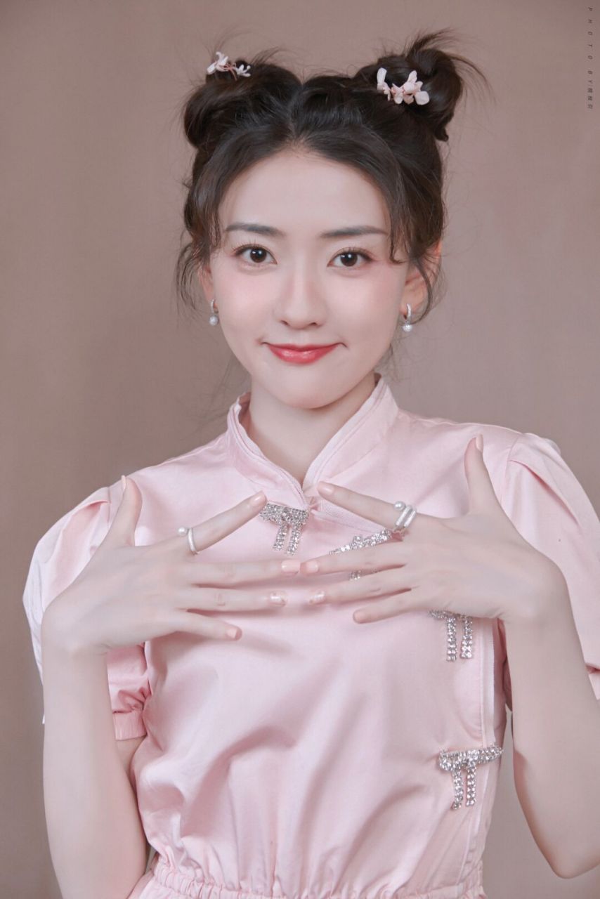 梁洁好久不见,穿粉色旗袍好养眼,真漂亮