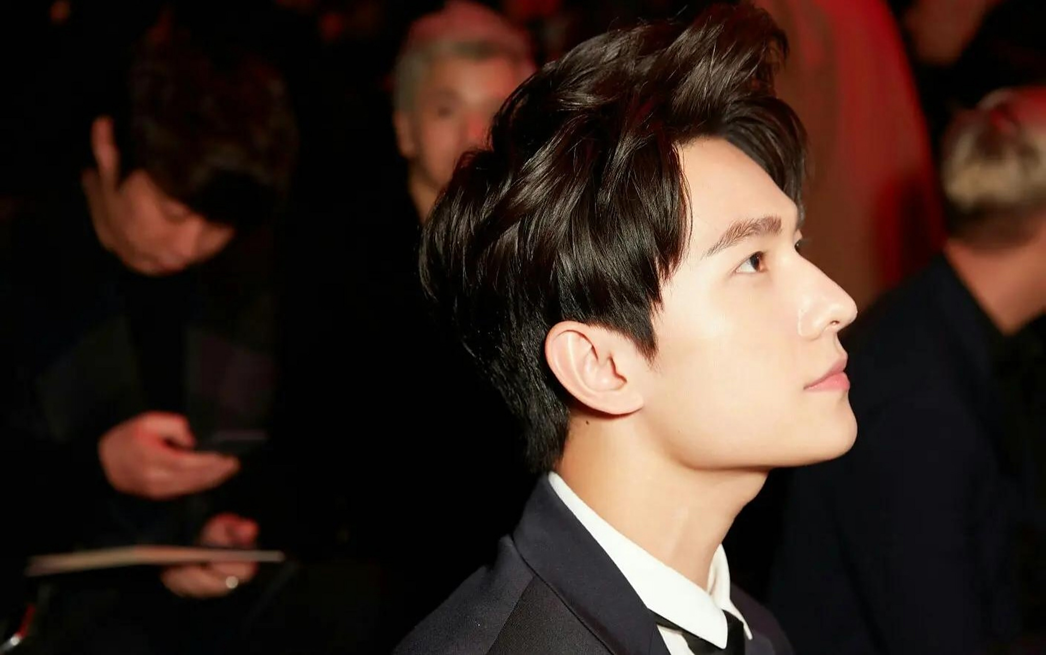 近日,有八卦媒体拍到杨洋与王楚然一前一后进入一家别墅酒店.