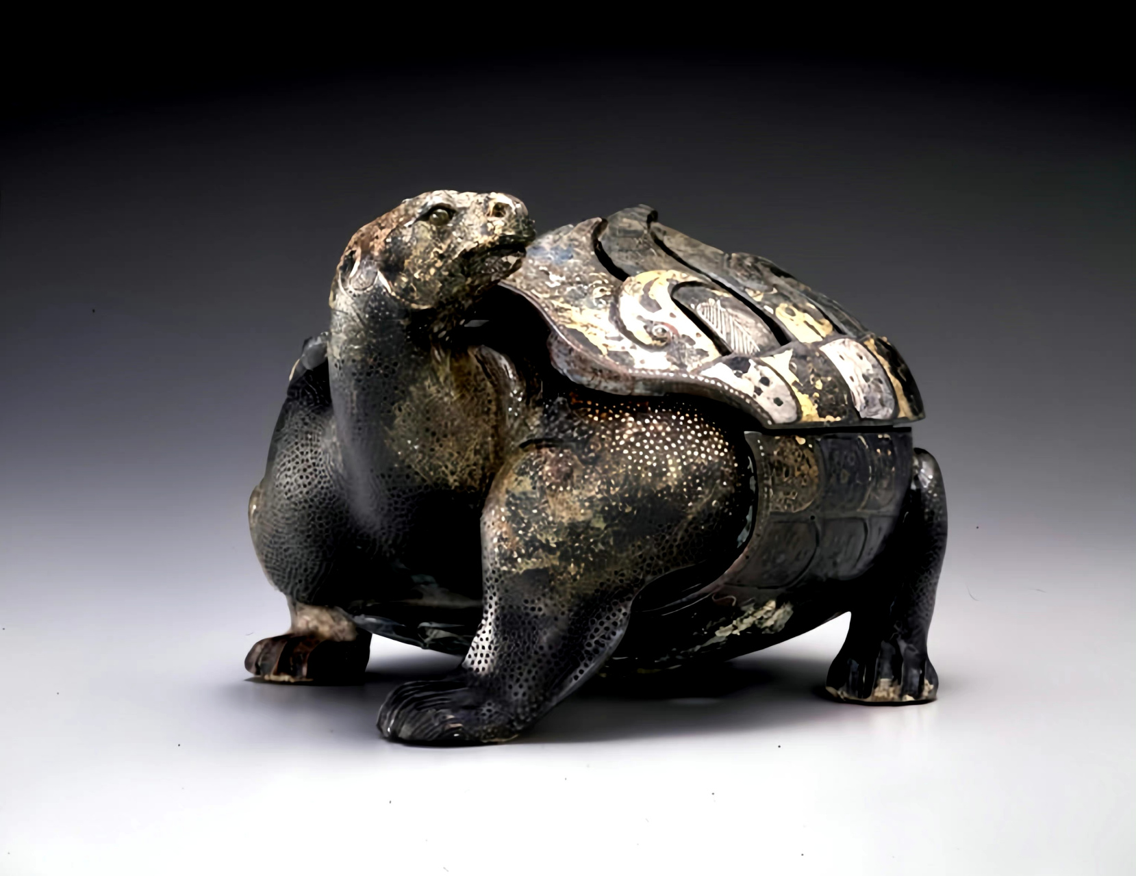 岛国美秀美术馆收藏的我国汉代龟形错金银铜薰炉,外观十分的精致,犹如