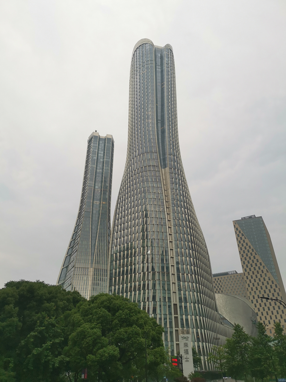 据说是杭州地标,外号"裤衩".让我联想到牛仔裤了[捂脸]