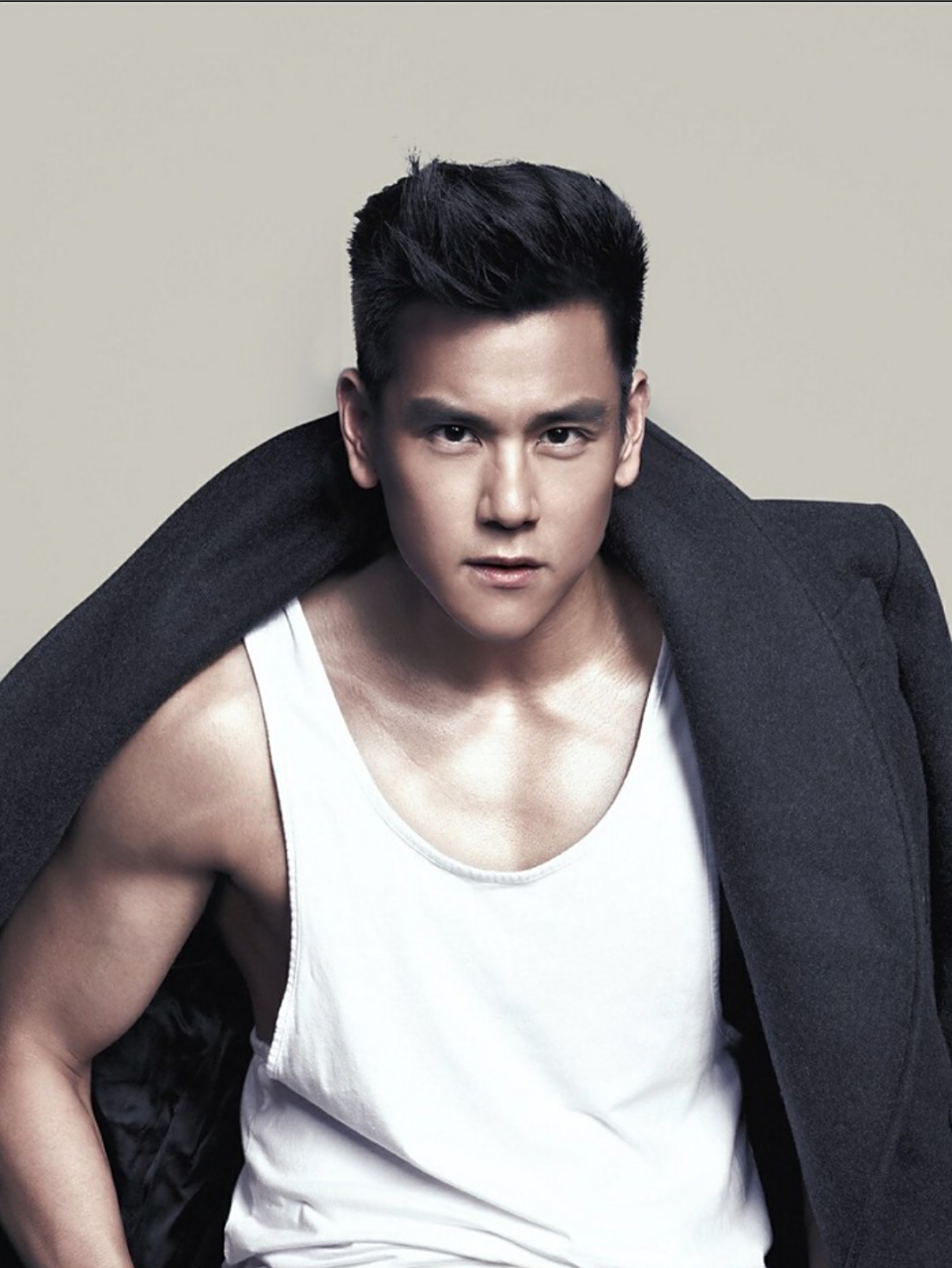 彭于晏开始拍戏了,上个月开机一部警匪片《守寇者》,男主是古天乐,一