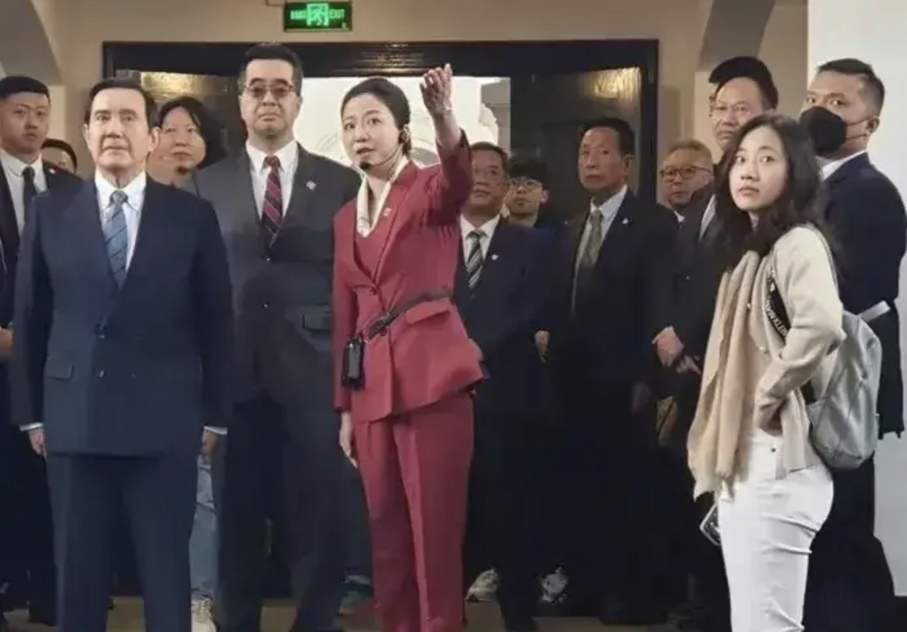 这次随马英九来大陆的白色裤子女生,她叫洪于茜,是马英九办公室发言人