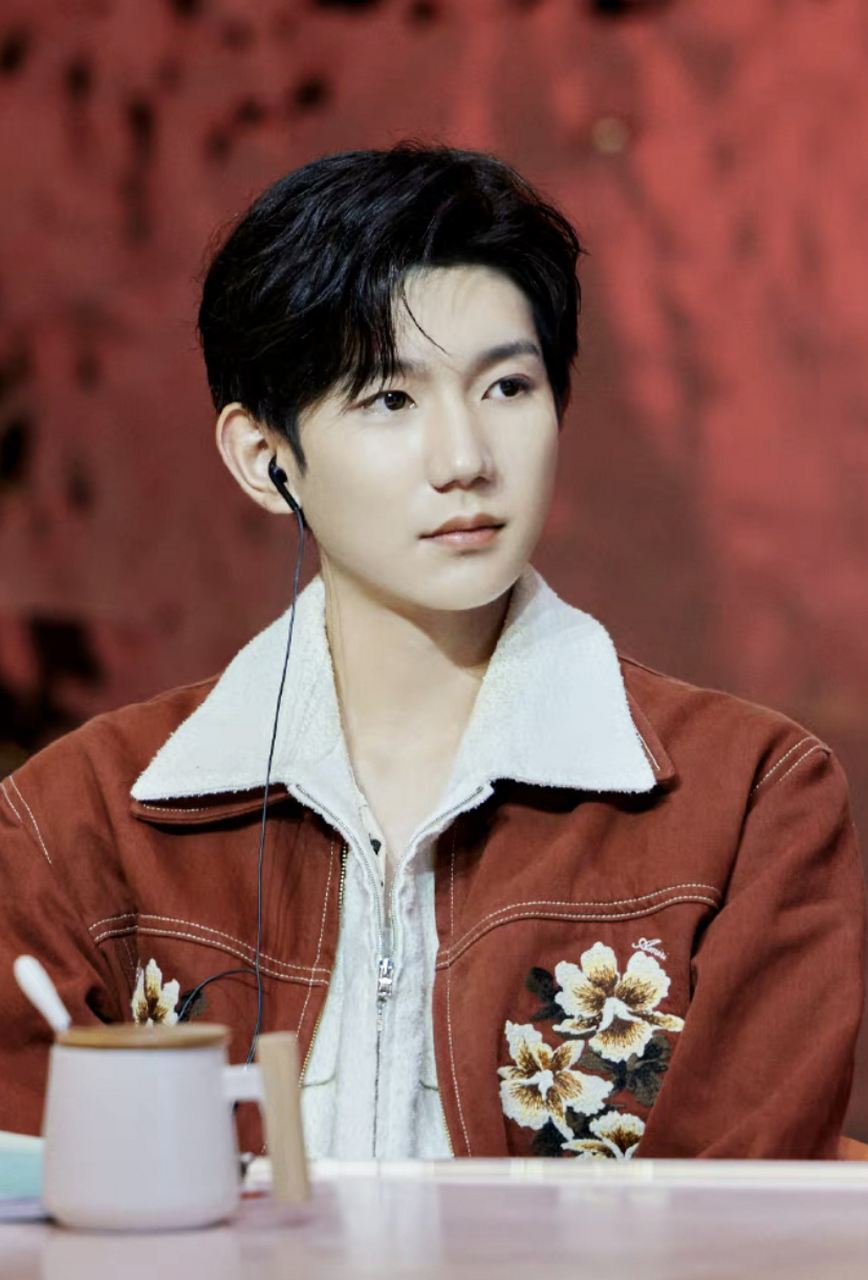 王源精修图和视频截图差距有点大,他修得最过的地方就是他的鼻子.