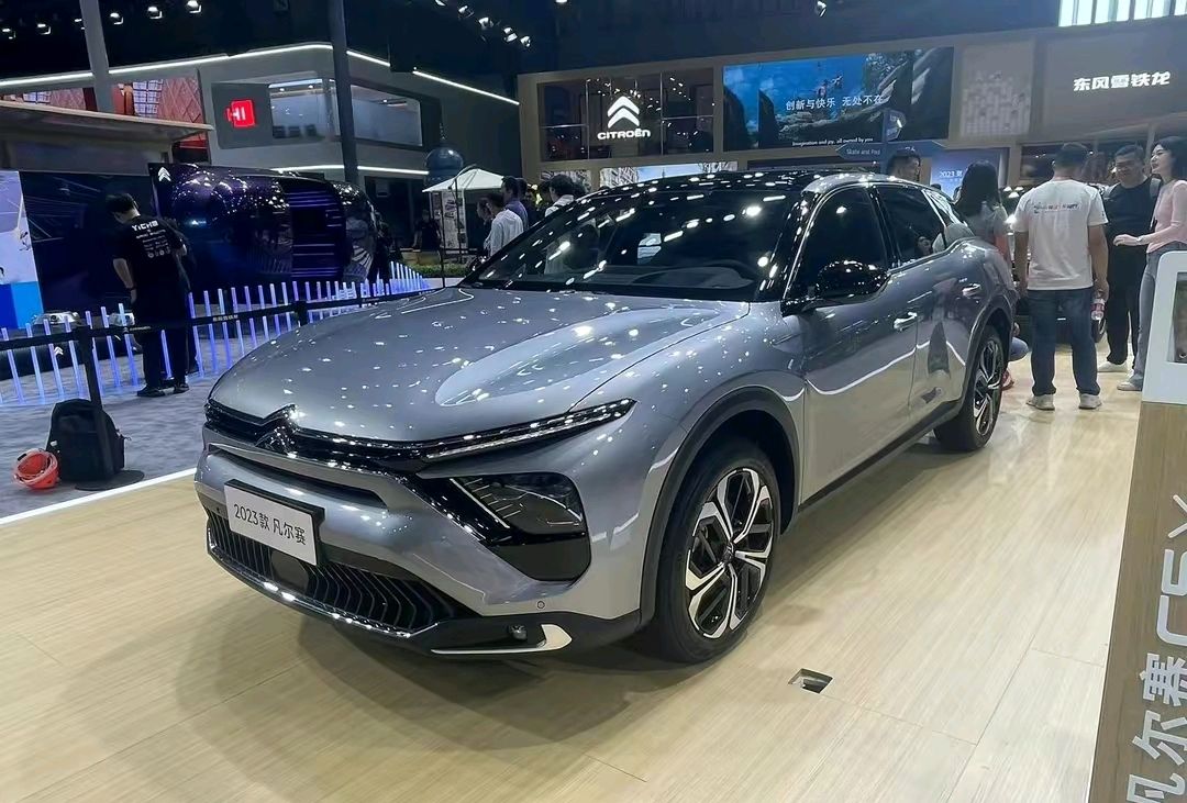 2023上海车展:新款雪铁龙凡尔赛c5 x正式亮相,新增多项配置