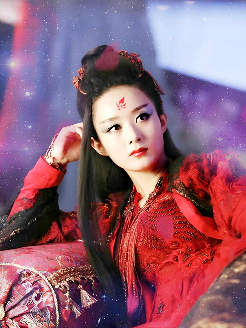 花千骨前期可爱灵气,但却因与白子画的种种而坠入魔道,黑化后的她不但