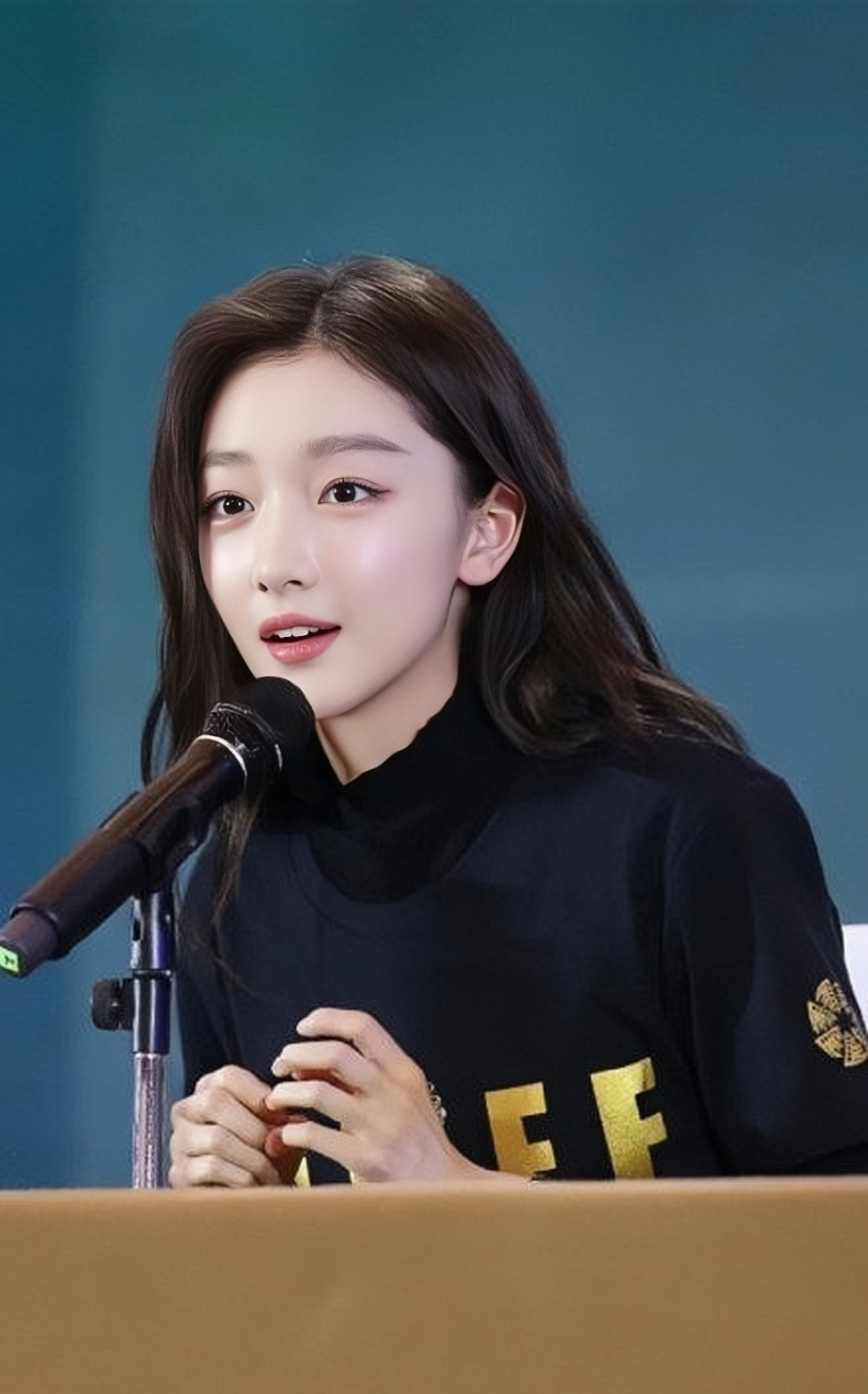 周冬雨怎么变这么漂亮了,有点像娜扎和关晓彤的结合体.