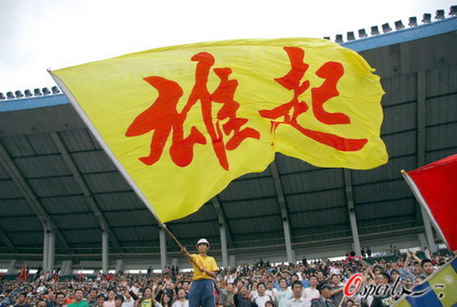 为球队鼓舞打气大部分人喊"加油",北方有的地方喊"挒起",南方喊"雄起"