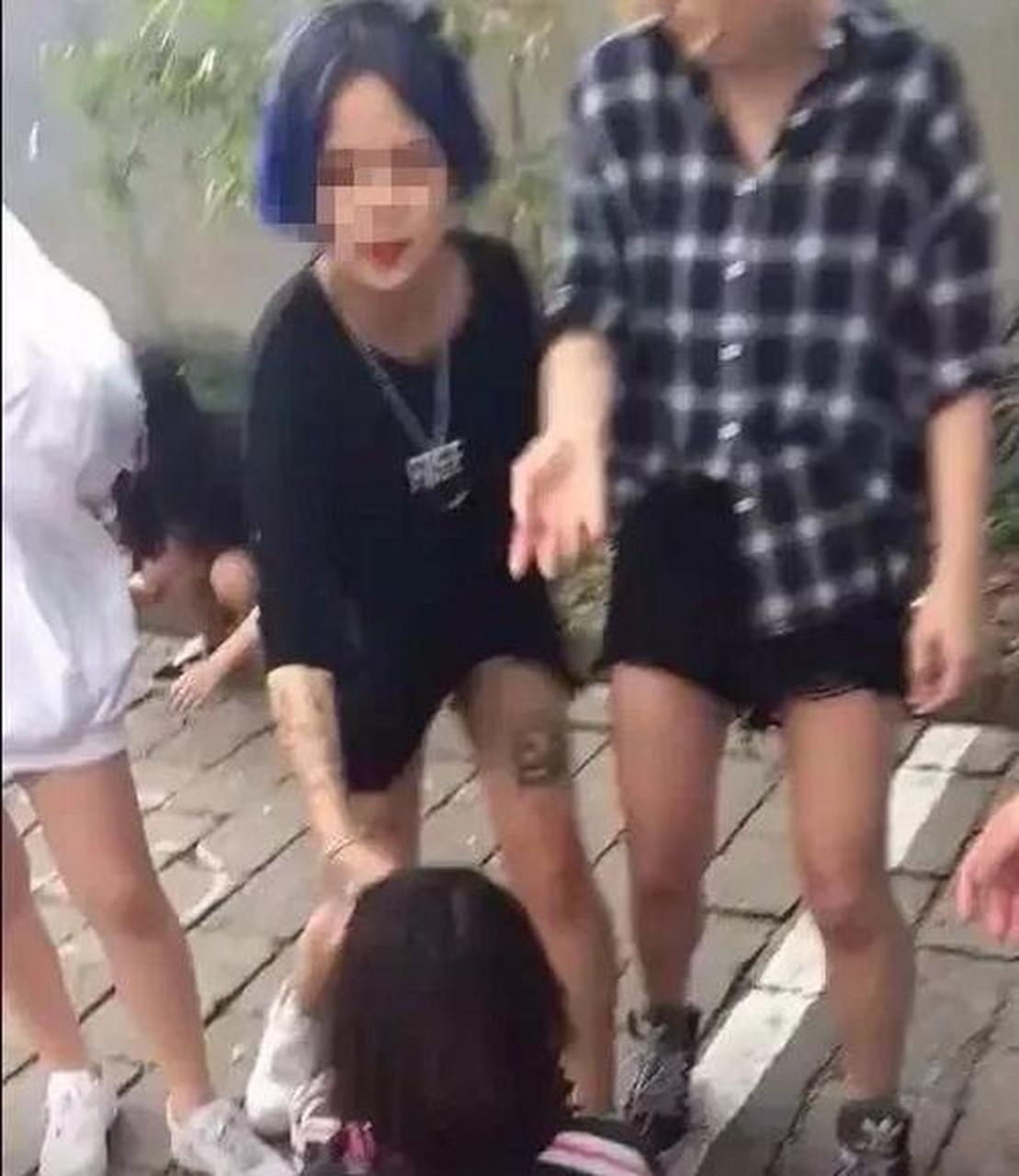 两中学女生打架图片