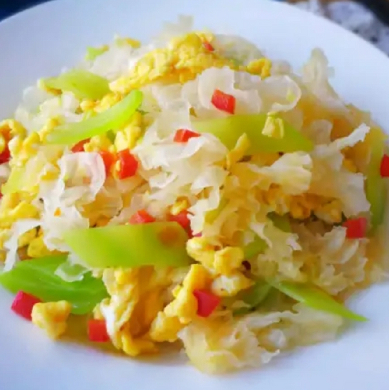 我的美食分享#  莴笋银耳炒鸡蛋  做法:  1:银耳放进碗中,加入清水