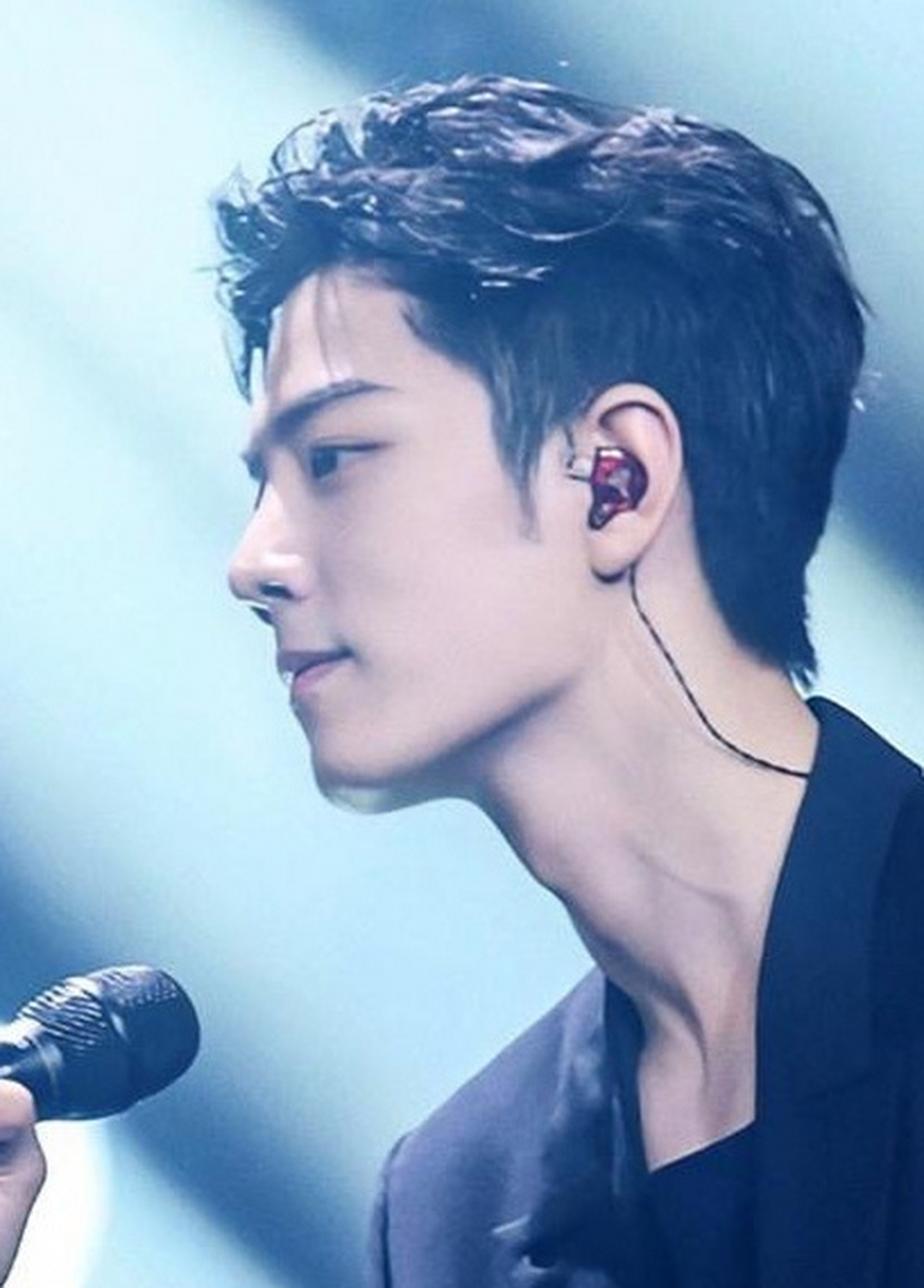 肖战脖子上的青筋#  青筋爱好者,就很满足[期待] 观赏方式:伸出两个