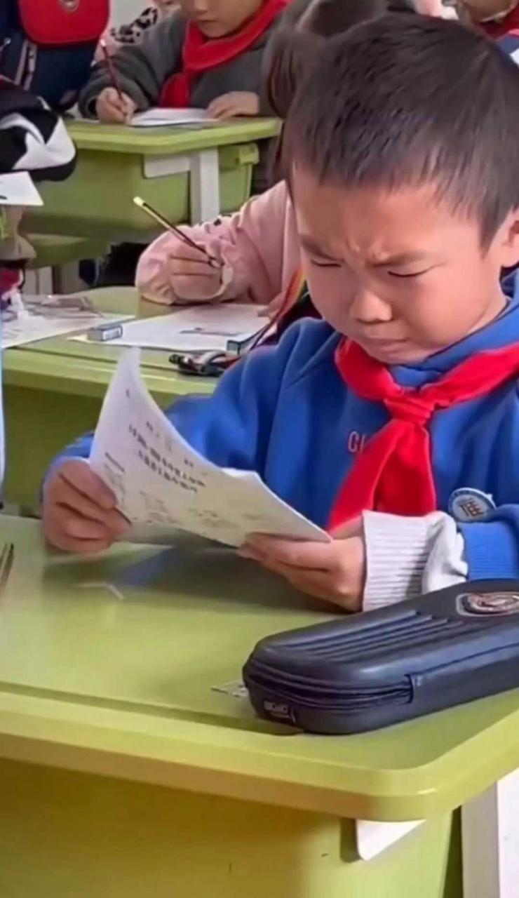 搞笑#看他拿着试卷哭的样子, 这孩子估计在学习上没少挨爸爸的揍.
