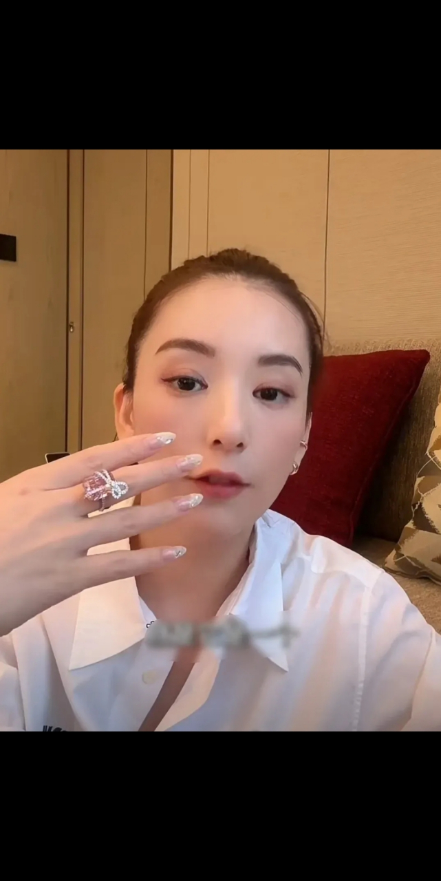 天王嫂方媛秀粉色钻戒,郭富城对老婆越来越大方了,直接打破小气传闻.