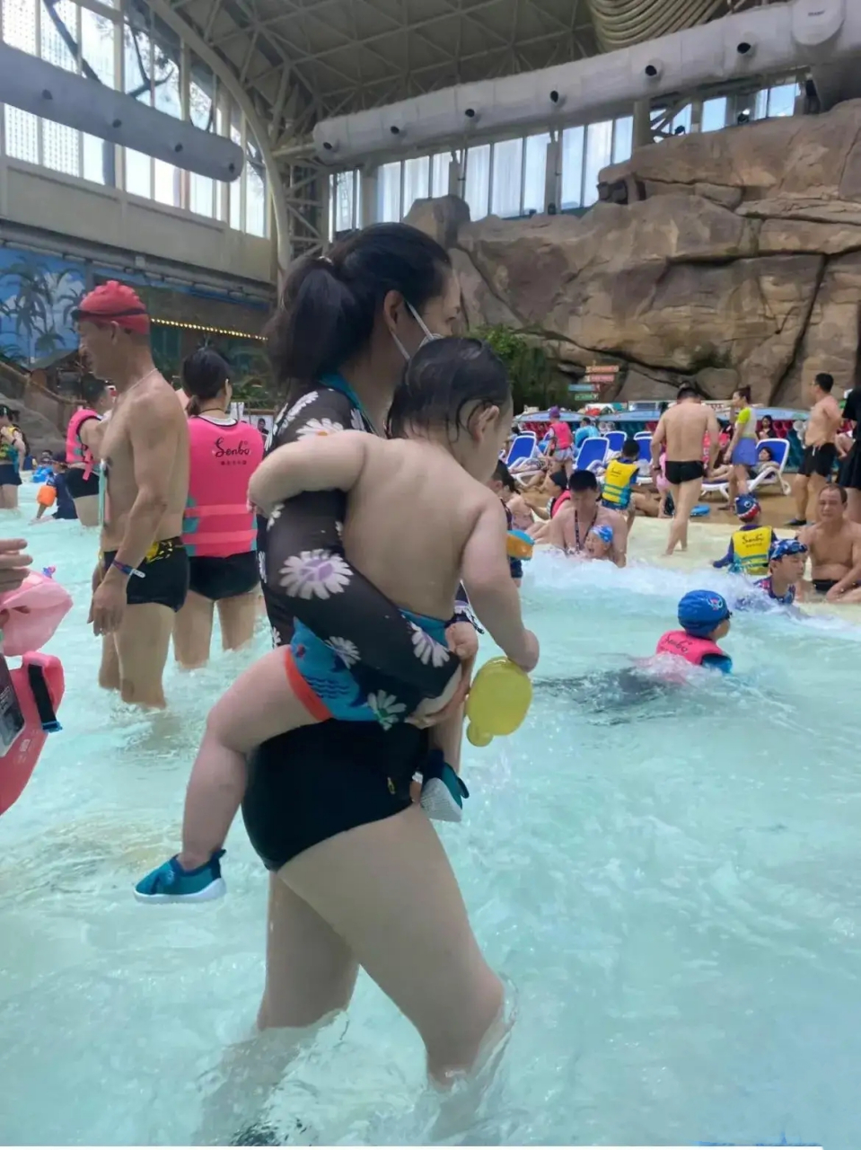 郭碧婷抱孩子游泳,身材发福,大腿粗壮,肚子圆鼓鼓.