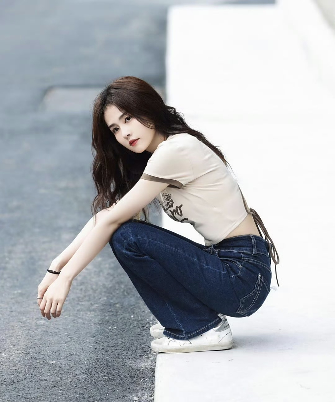 白鹿身穿短款上衣高腰牛仔裤,清纯甜美校园风真好看! 676767