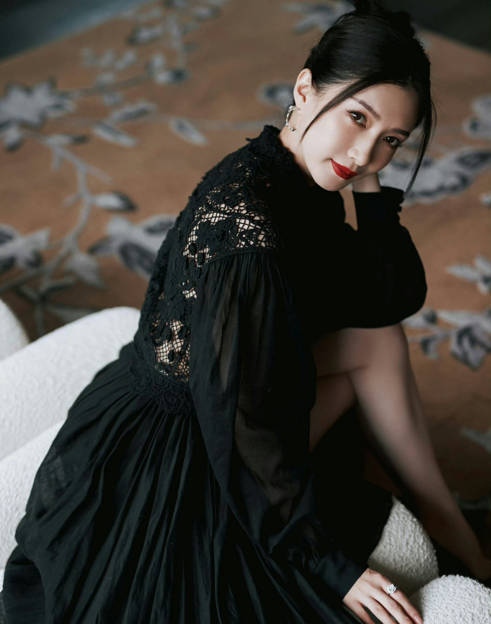 明星# #江疏影#  江疏影一袭黑色镂空纱裙,优雅美丽气质俱佳.