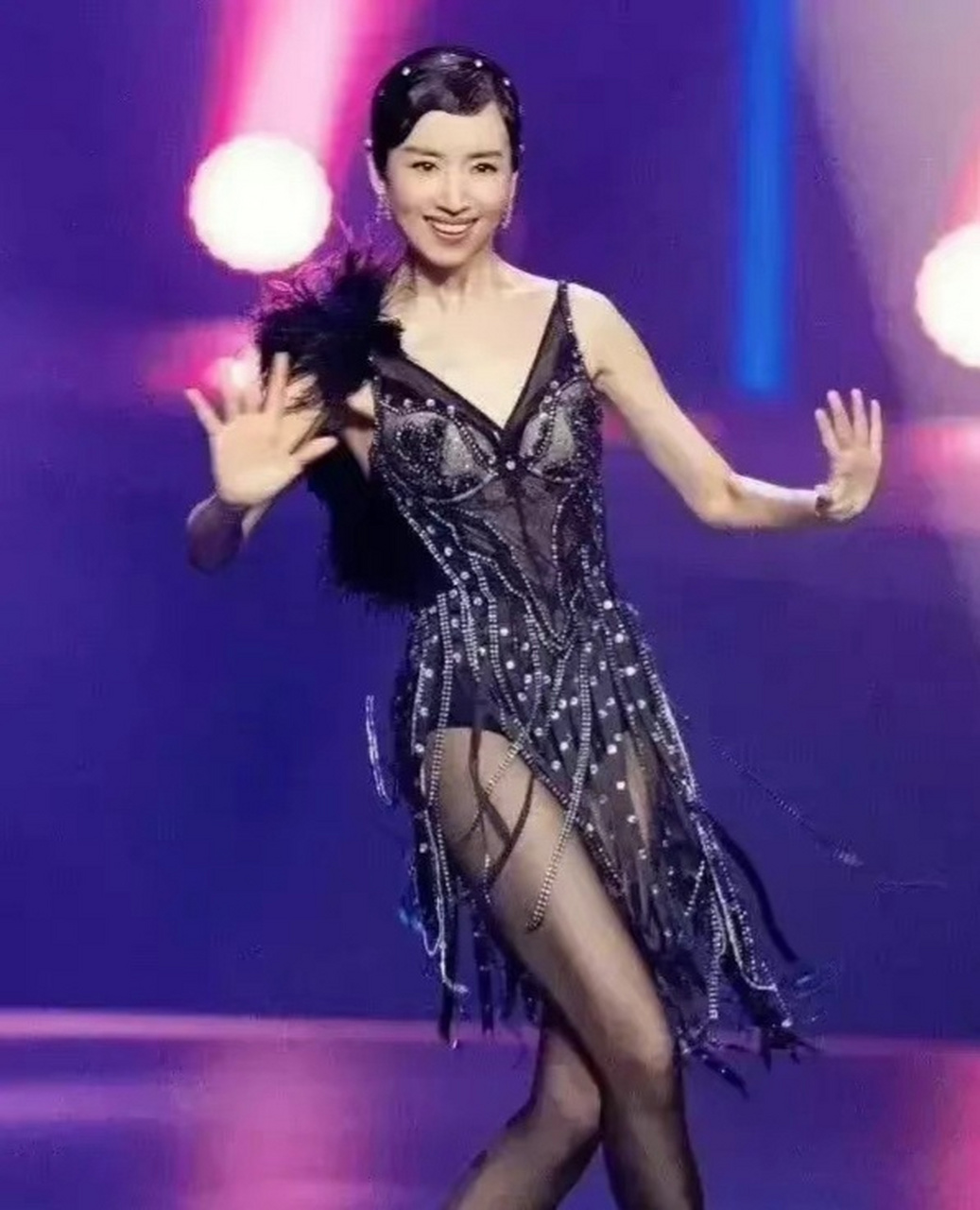 董洁还参加过舞林大会呢!她身段真好,纤细苗条