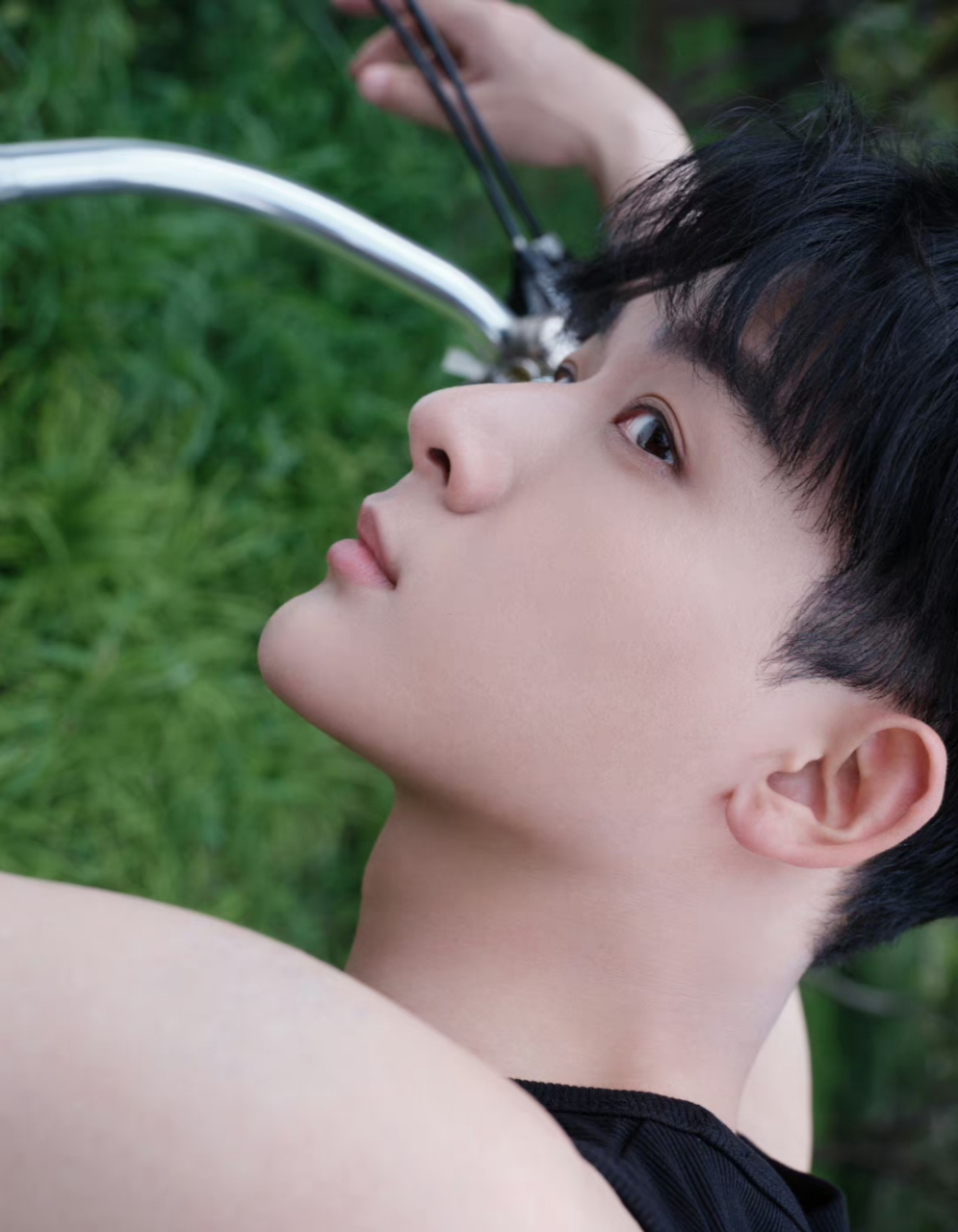 张晚意就像当代小少年一样,骑着自行车在林中捉蜗牛,看他的样子好帅