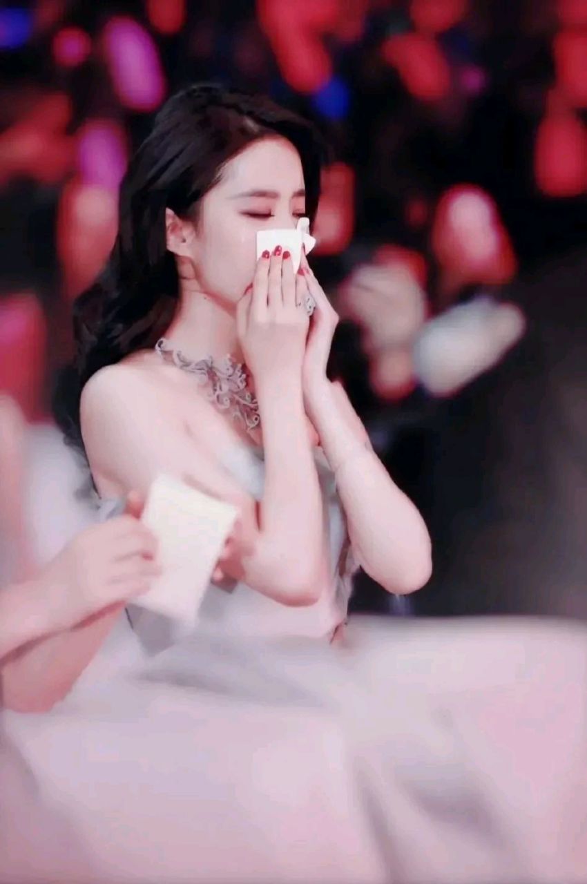 情不自禁的哭了  在北京举行的四大名捕首映礼上,刘亦菲听到邹兆龙台