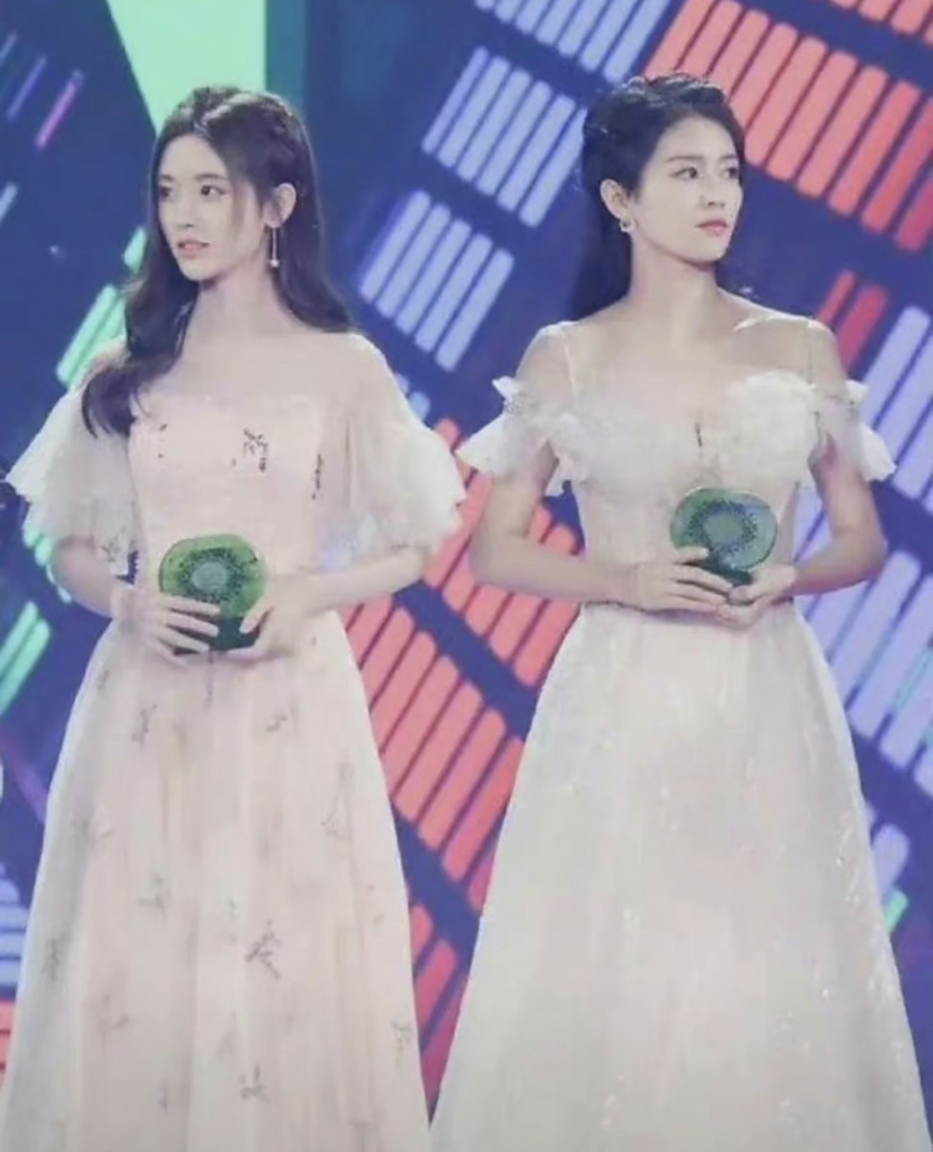 白鹿和鞠婧祎同框,典型的浓颜和淡颜对比,鞠婧祎就是惊艳的浓颜大美女