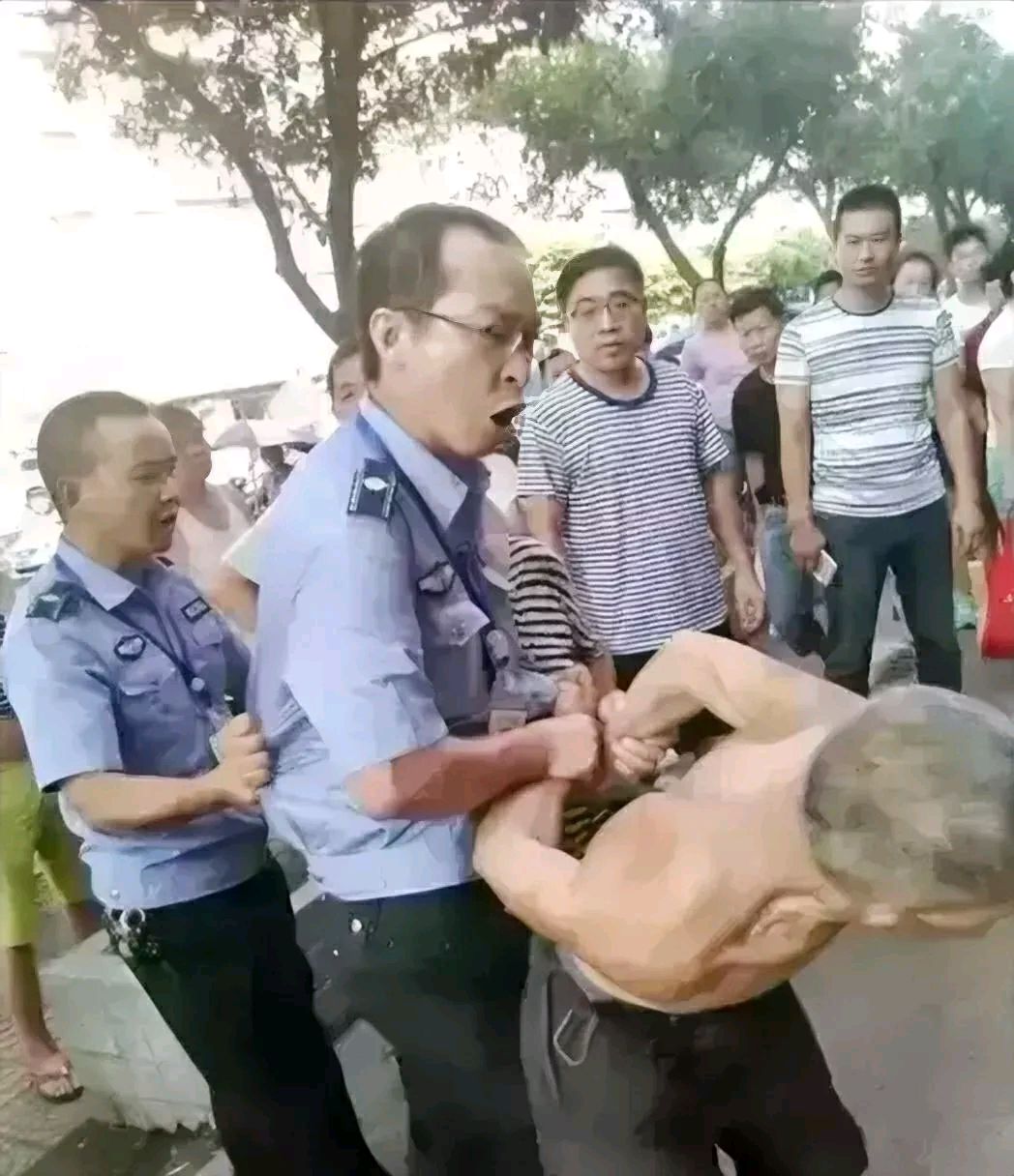 弯腰驼背的老大爷是一位农民