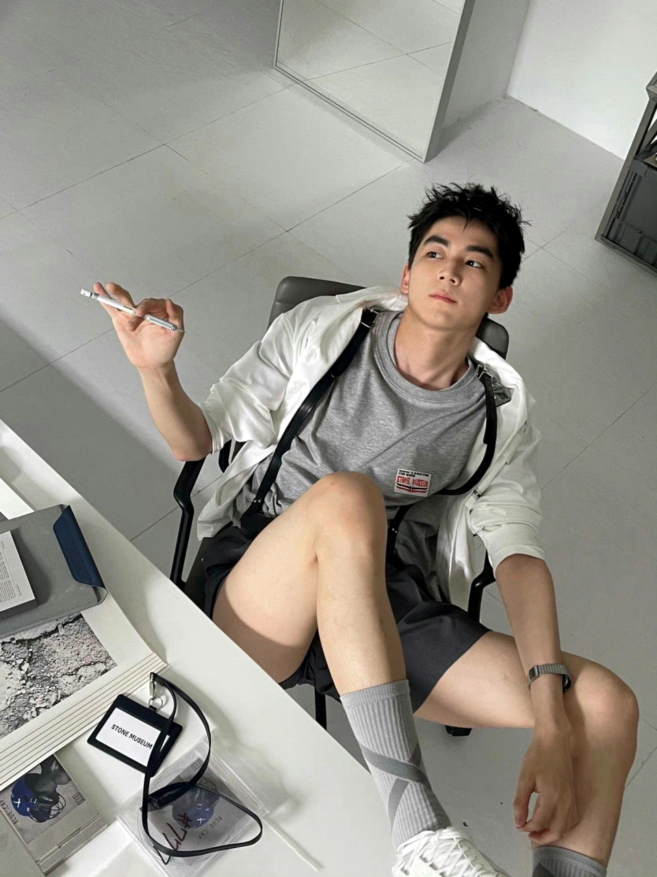 姿势摆得过于放飞自我了,这对浓眉让人印象深刻#帅哥