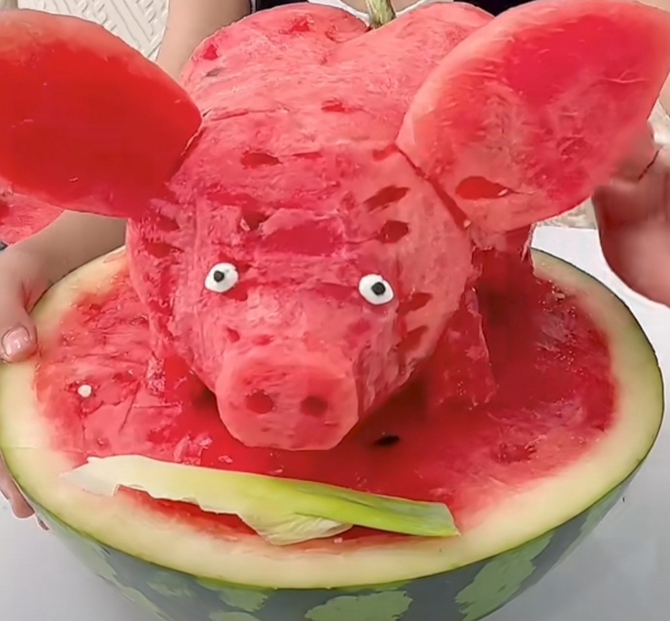 这手艺是多么的灵巧呀!能把西瓜弄成这么精致的小猪猪,你忍心吃吗?