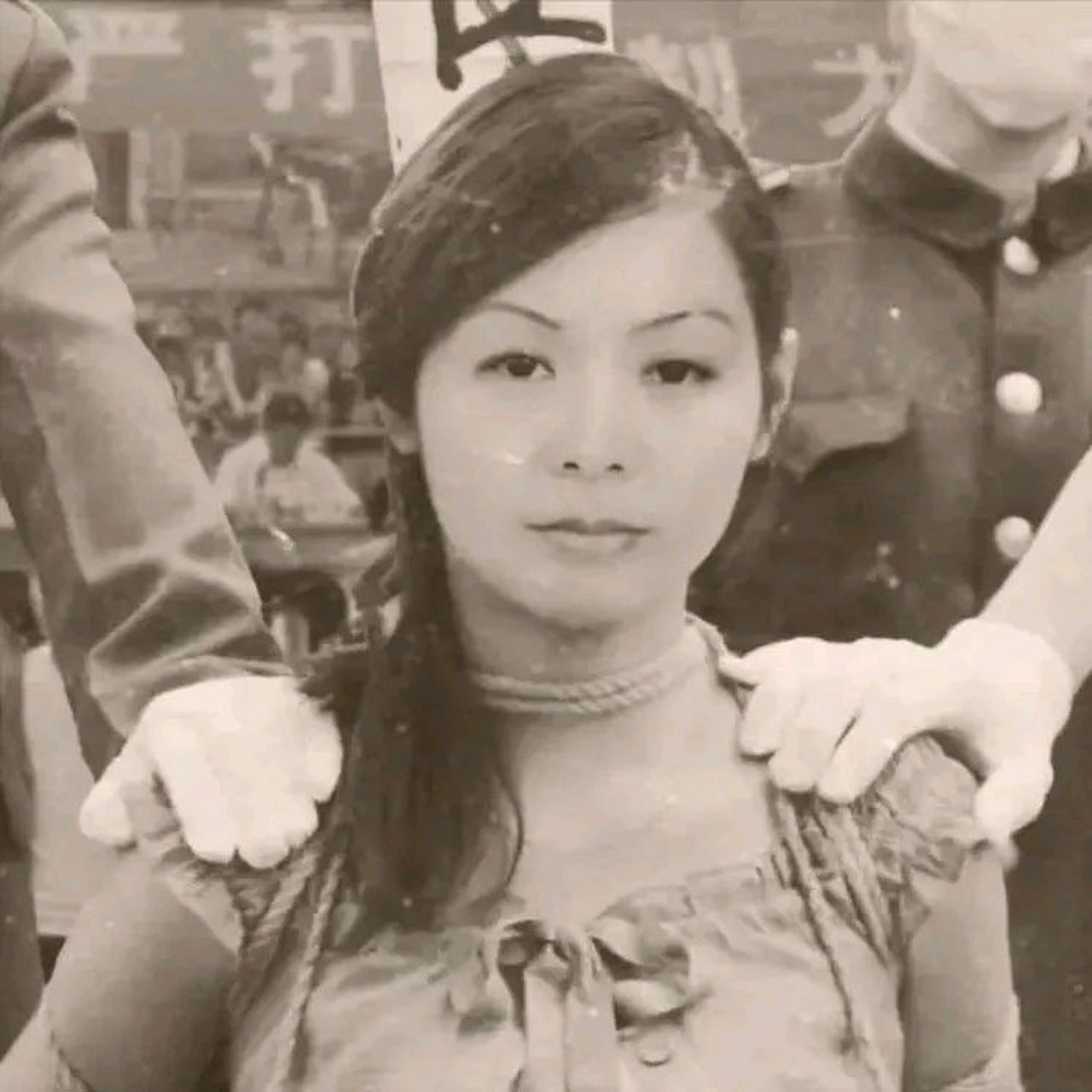 1983年,年仅25岁的"女流氓"翟曼霞跪在刑场等待被枪决,行刑前她突然